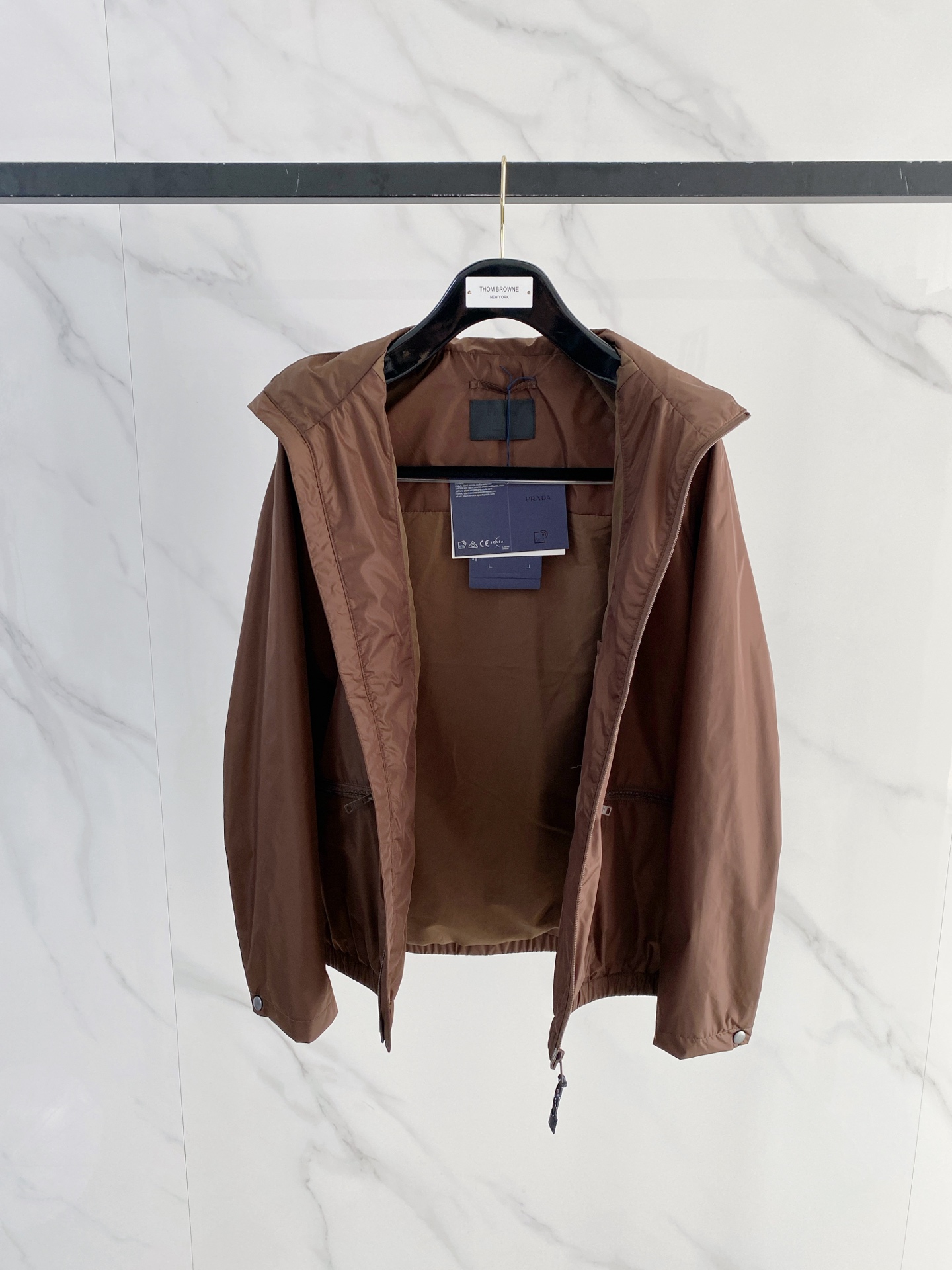 Prada 普拉达 2026ss春夏新款连帽休闲夹克外套，专柜同步新品发售，商务休闲两不误！三角标彰显品