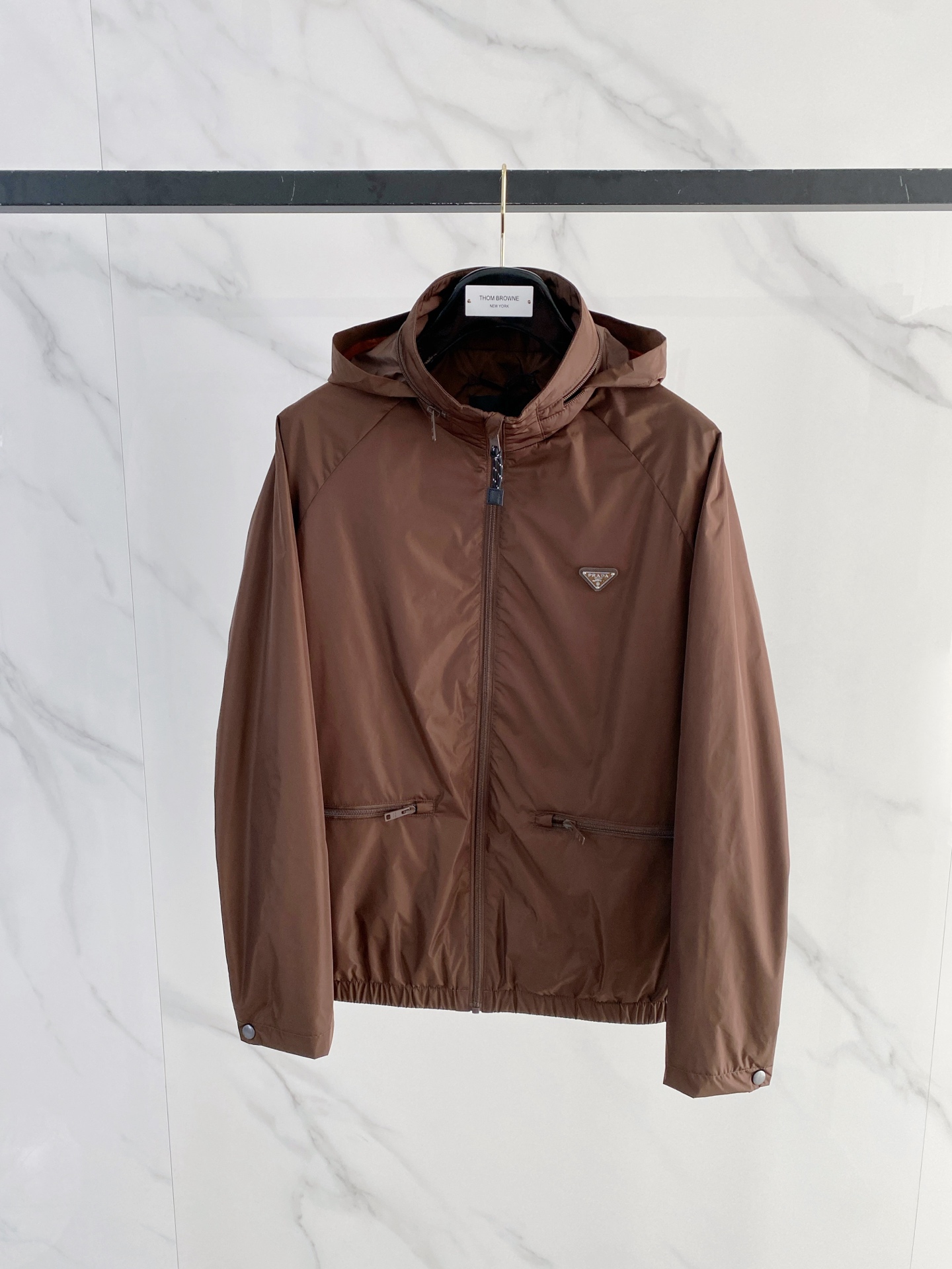 Prada 普拉达 2026ss春夏新款连帽休闲夹克外套，专柜同步新品发售，商务休闲两不误！三角标彰显品