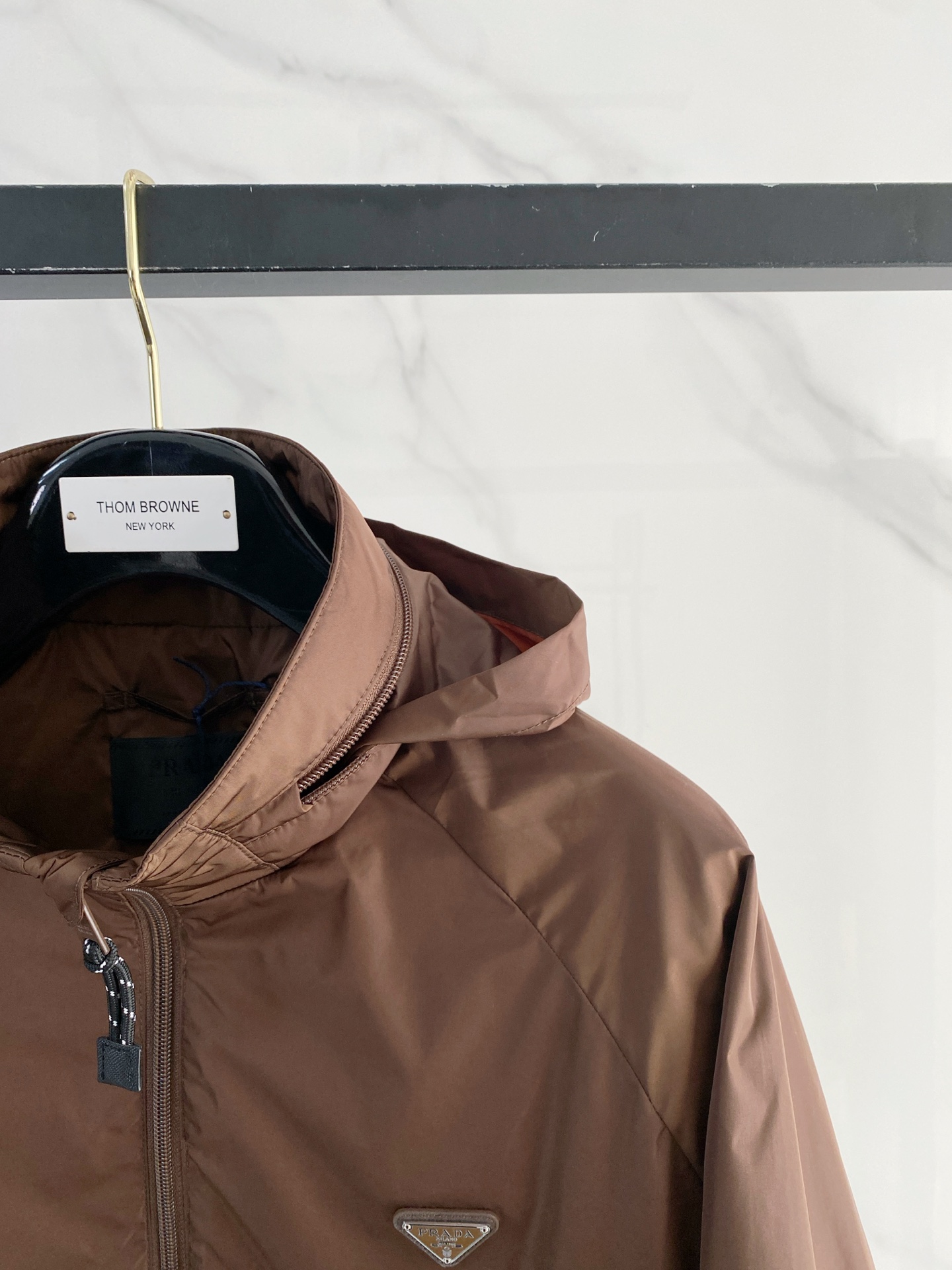 Prada 普拉达 2026ss春夏新款连帽休闲夹克外套，专柜同步新品发售，商务休闲两不误！三角标彰显品