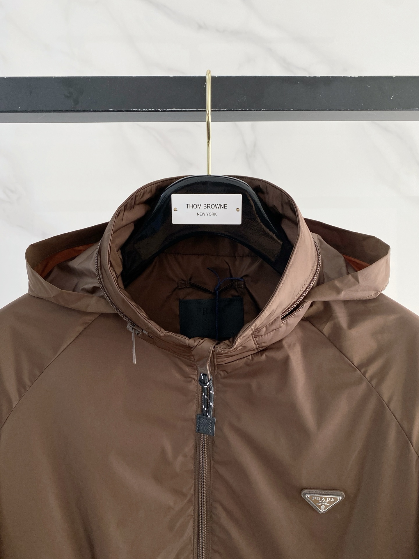 Prada 普拉达 2026ss春夏新款连帽休闲夹克外套，专柜同步新品发售，商务休闲两不误！三角标彰显品