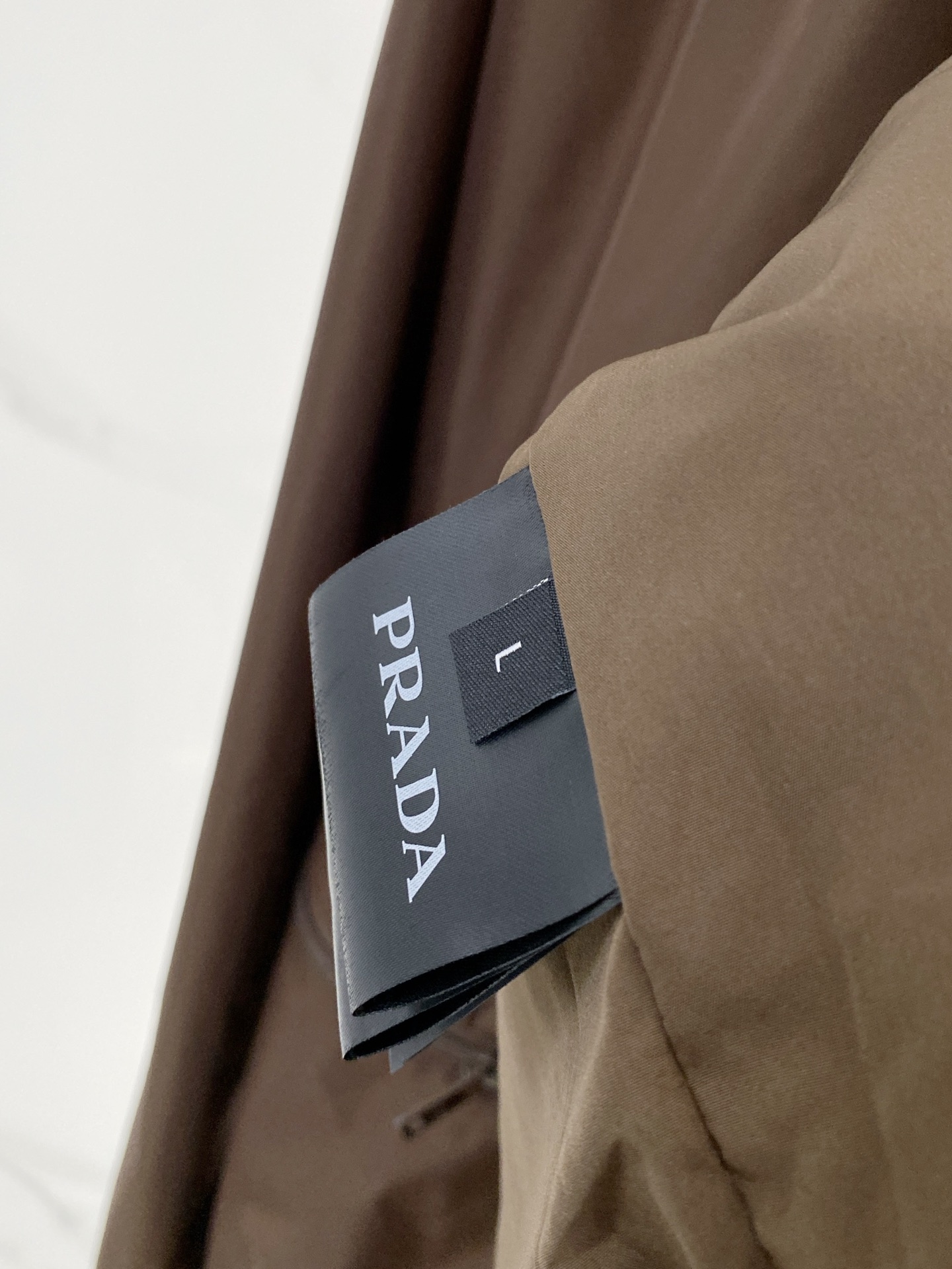 Prada 普拉达 2026ss春夏新款连帽休闲夹克外套，专柜同步新品发售，商务休闲两不误！三角标彰显品