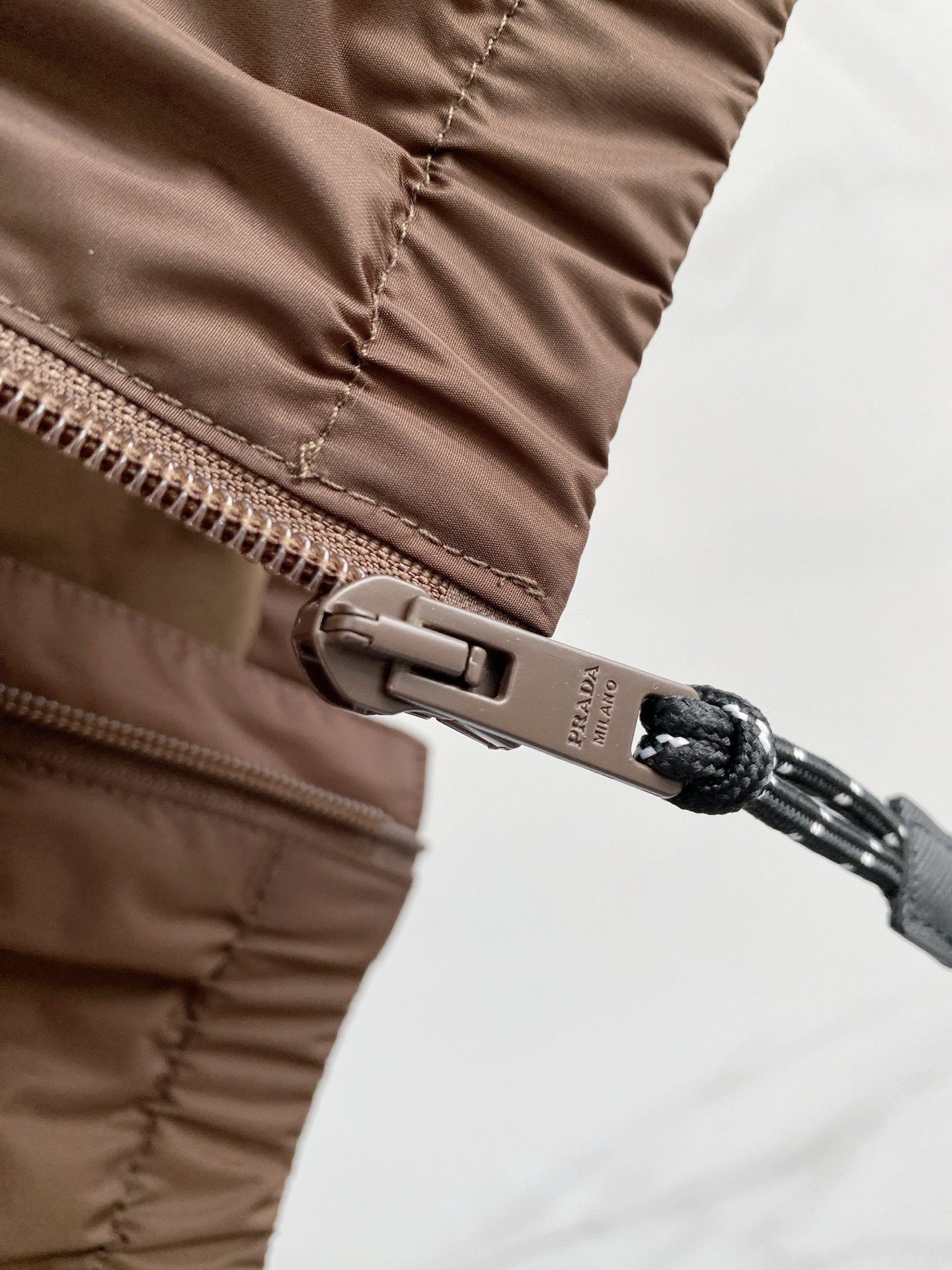 Prada 普拉达 2026ss春夏新款连帽休闲夹克外套，专柜同步新品发售，商务休闲两不误！三角标彰显品