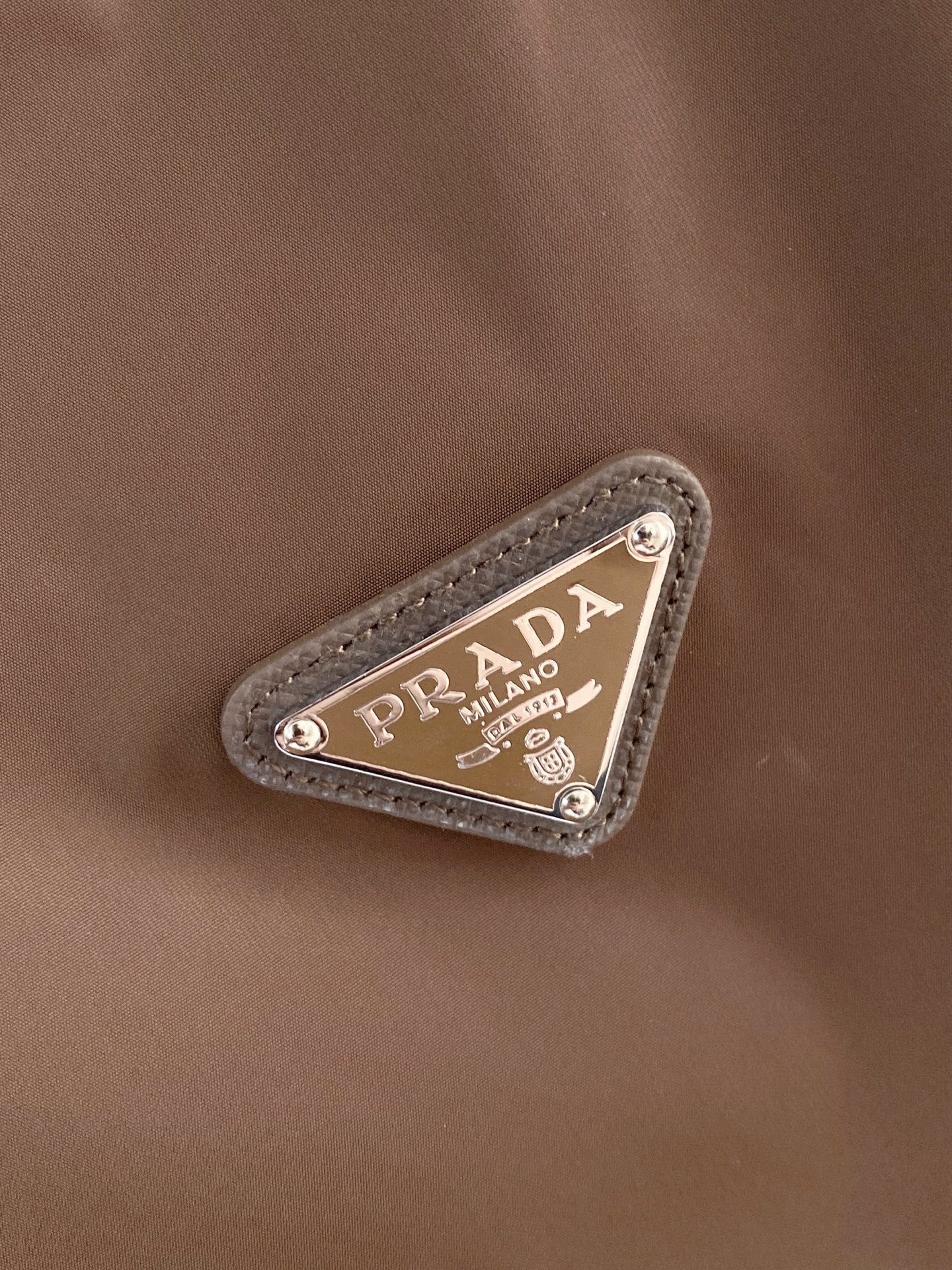 Prada 普拉达 2026ss春夏新款连帽休闲夹克外套，专柜同步新品发售，商务休闲两不误！三角标彰显品