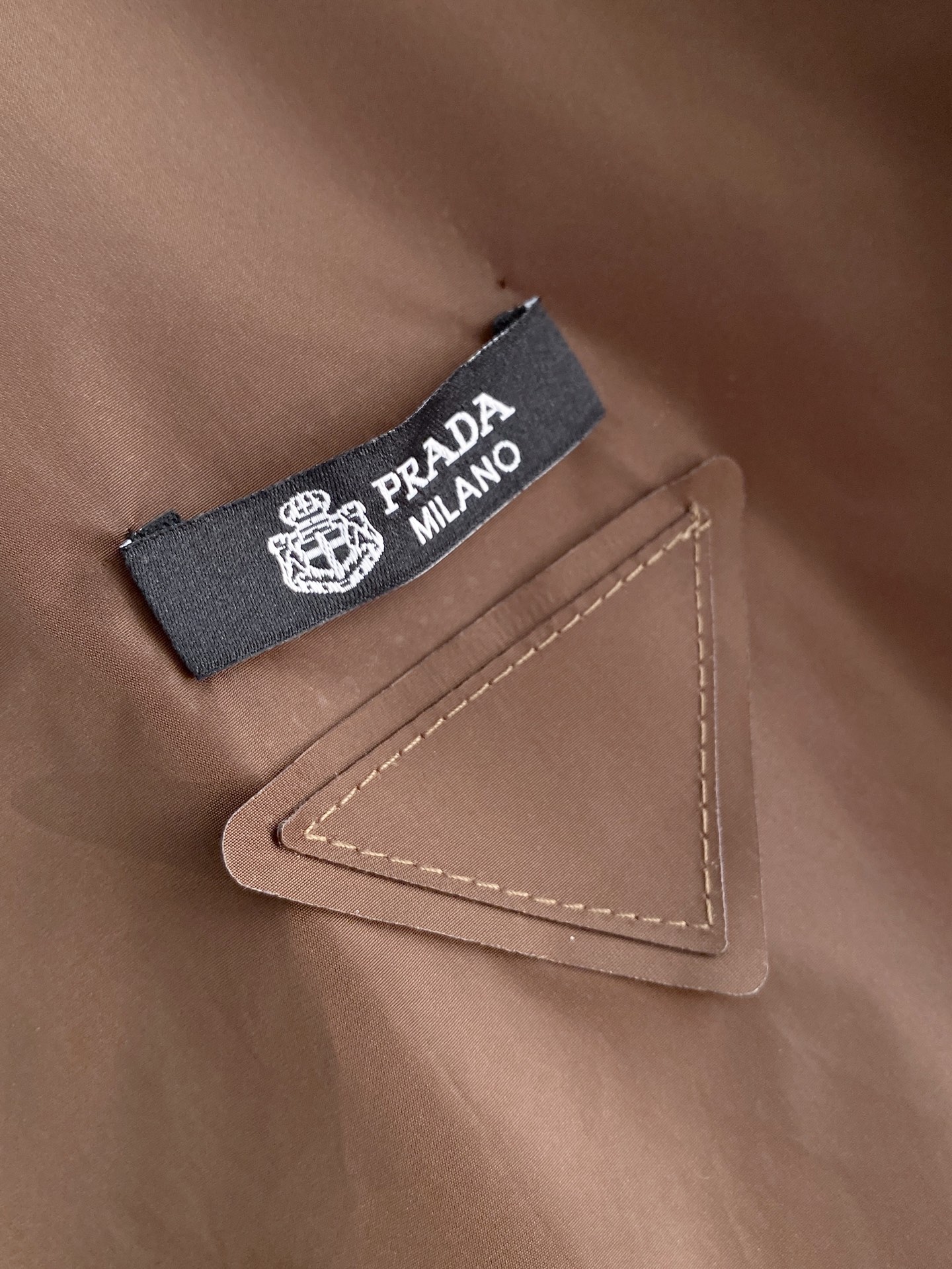 Prada 普拉达马甲2026ss春季新款夹克外套，专柜同步新品发售，商务休闲两不误！三角标彰显品牌奢华