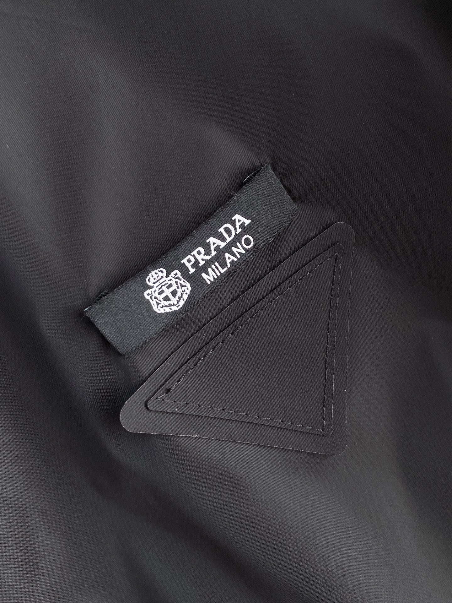 Prada 普拉达马甲2026ss春季新款夹克外套，专柜同步新品发售，商务休闲两不误！三角标彰显品牌奢华