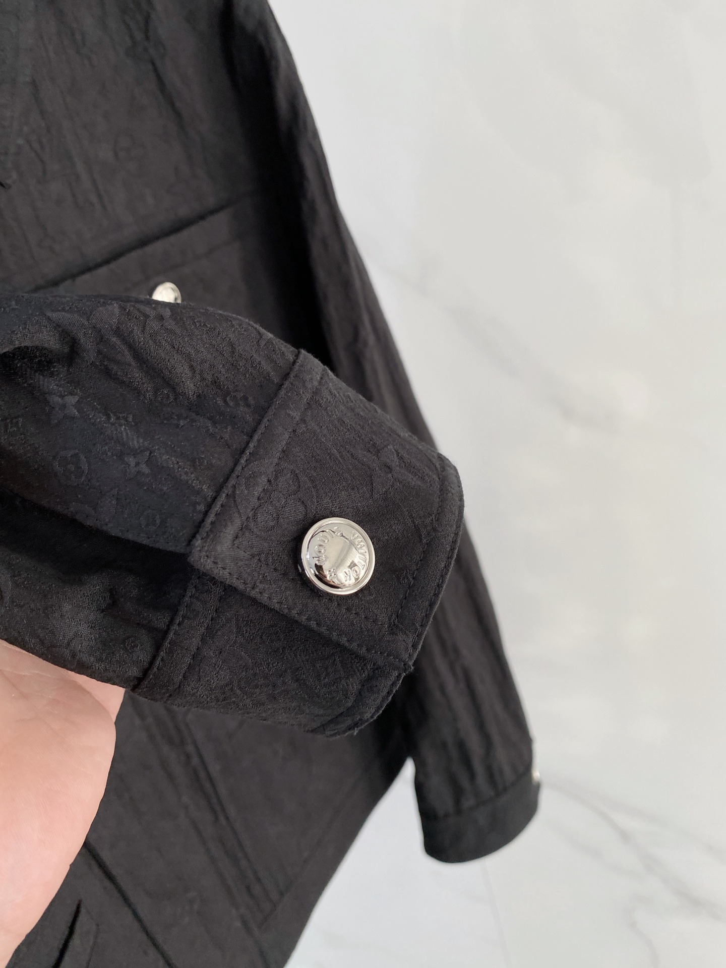 LV2026ss春季新款夹克外套全高端版本！高定专柜面料辅料，透气舒适度高，细节无可挑剔，做工考究工艺复