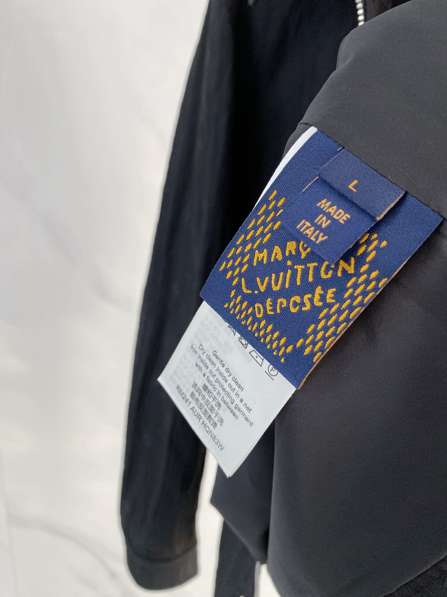 LV2026ss春季新款夹克外套全高端版本！高定专柜面料辅料，透气舒适度高，细节无可挑剔，做工考究工艺复