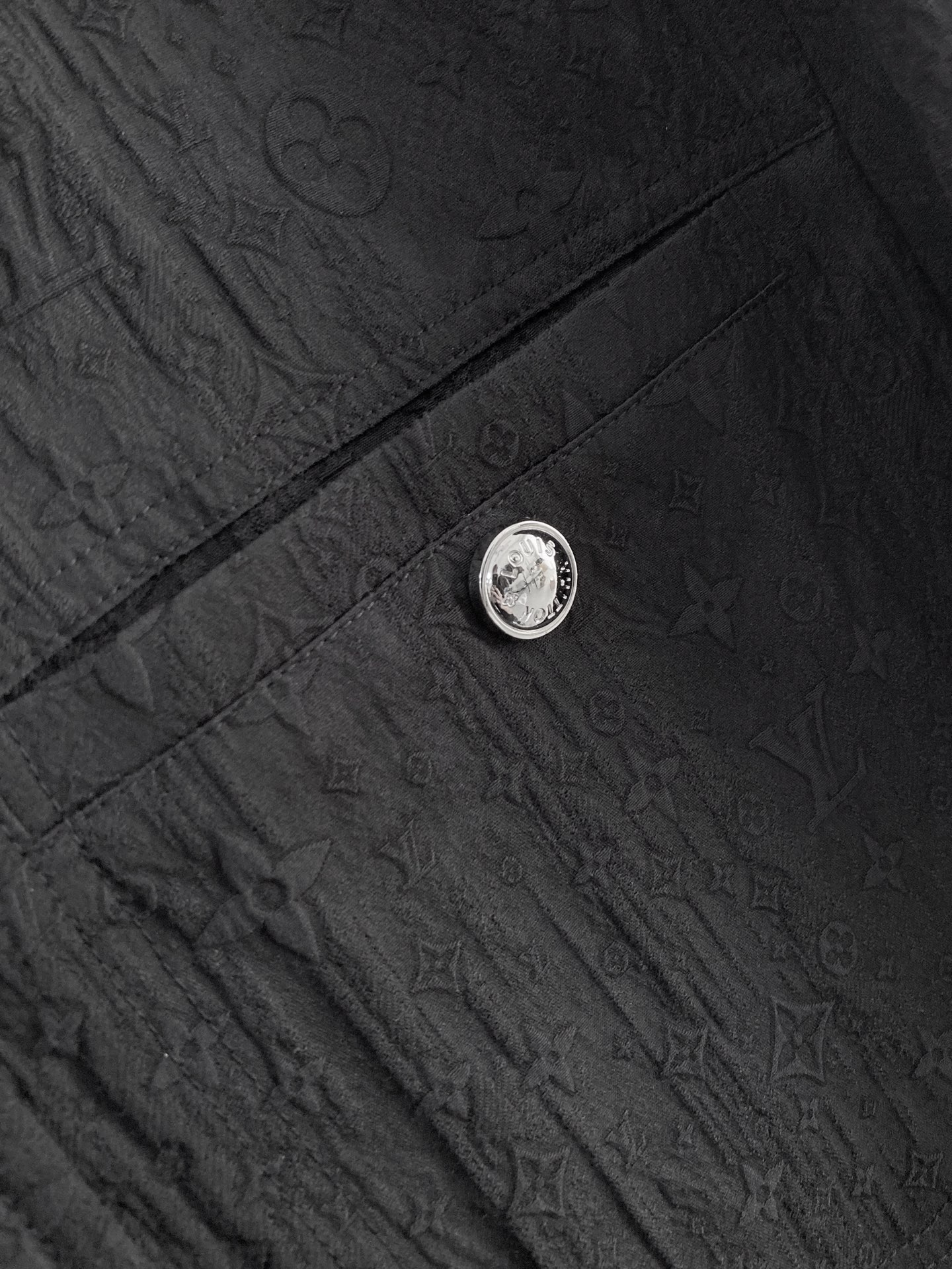 LV2026ss春季新款夹克外套全高端版本！高定专柜面料辅料，透气舒适度高，细节无可挑剔，做工考究工艺复