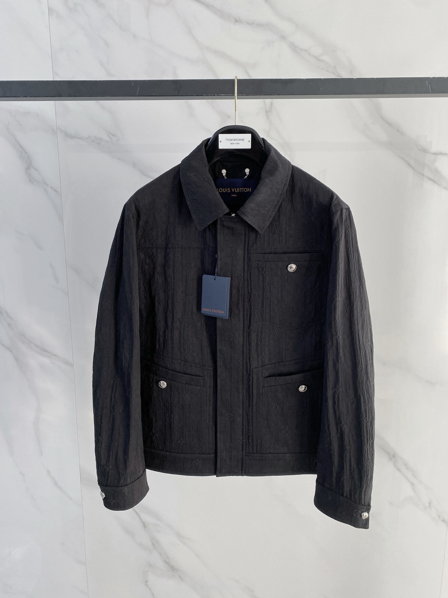 LV2026ss春季新款夹克外套全高端版本！高定专柜面料辅料，透气舒适度高，细节无可挑剔，做工考究工艺复