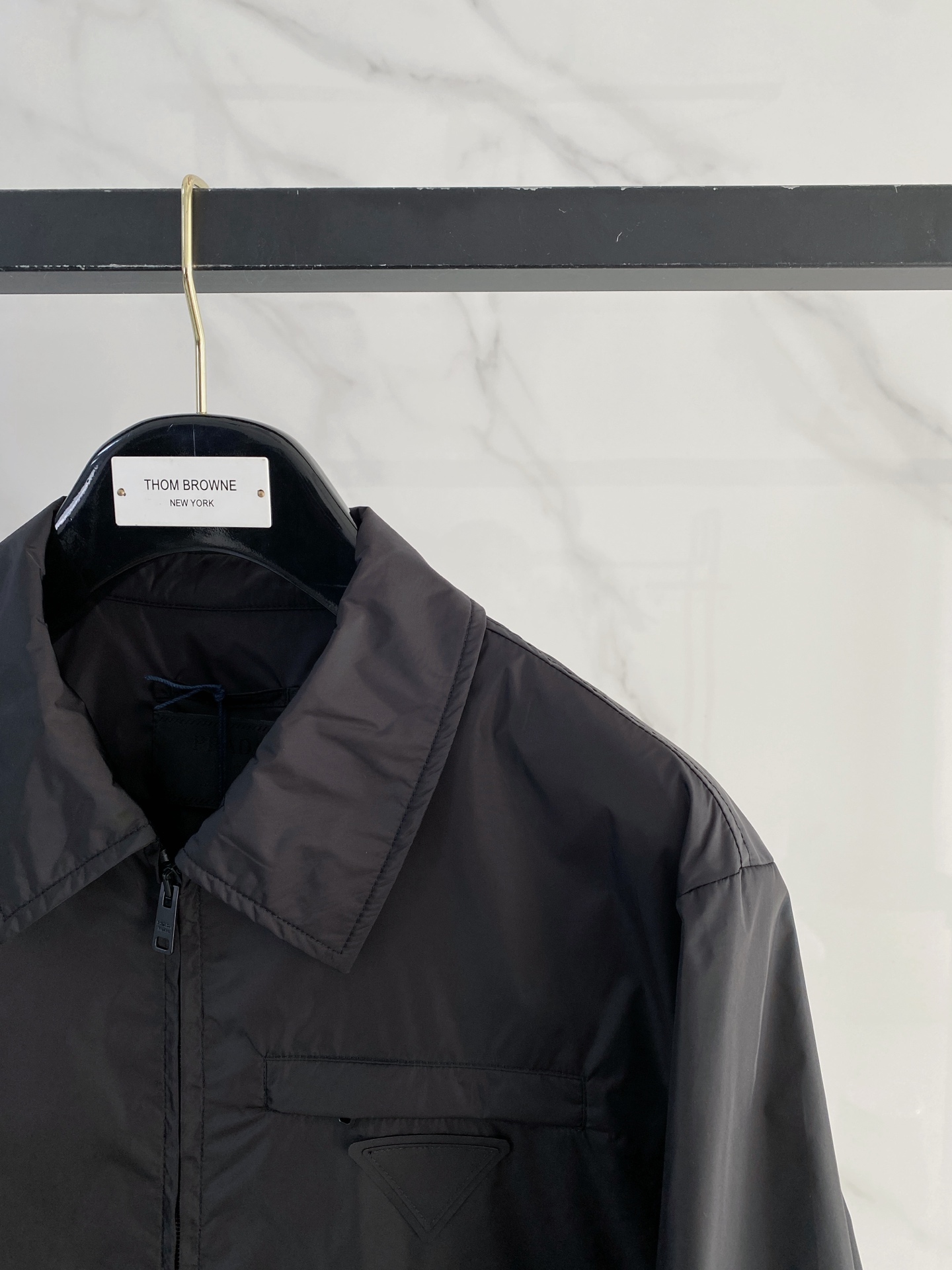 Prada 普拉达 2026ss春夏新款商务休闲夹克外套，专柜同步新品发售，商务休闲两不误！三角标彰显品