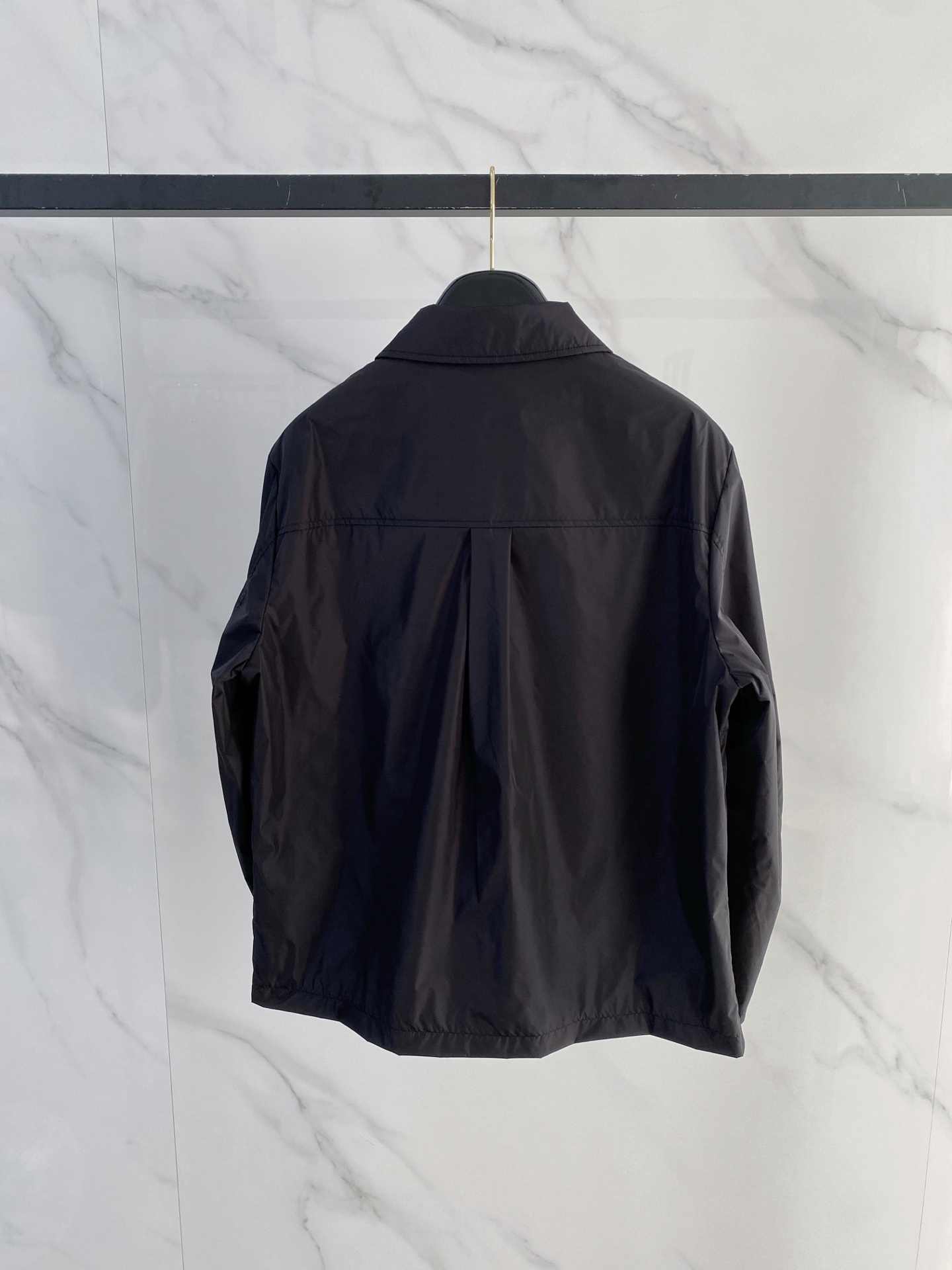 Prada 普拉达 2026ss春夏新款商务休闲夹克外套，专柜同步新品发售，商务休闲两不误！三角标彰显品