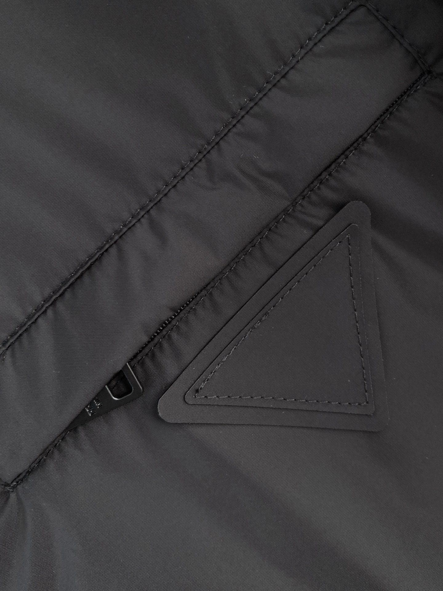 Prada 普拉达 2026ss春夏新款商务休闲夹克外套，专柜同步新品发售，商务休闲两不误！三角标彰显品