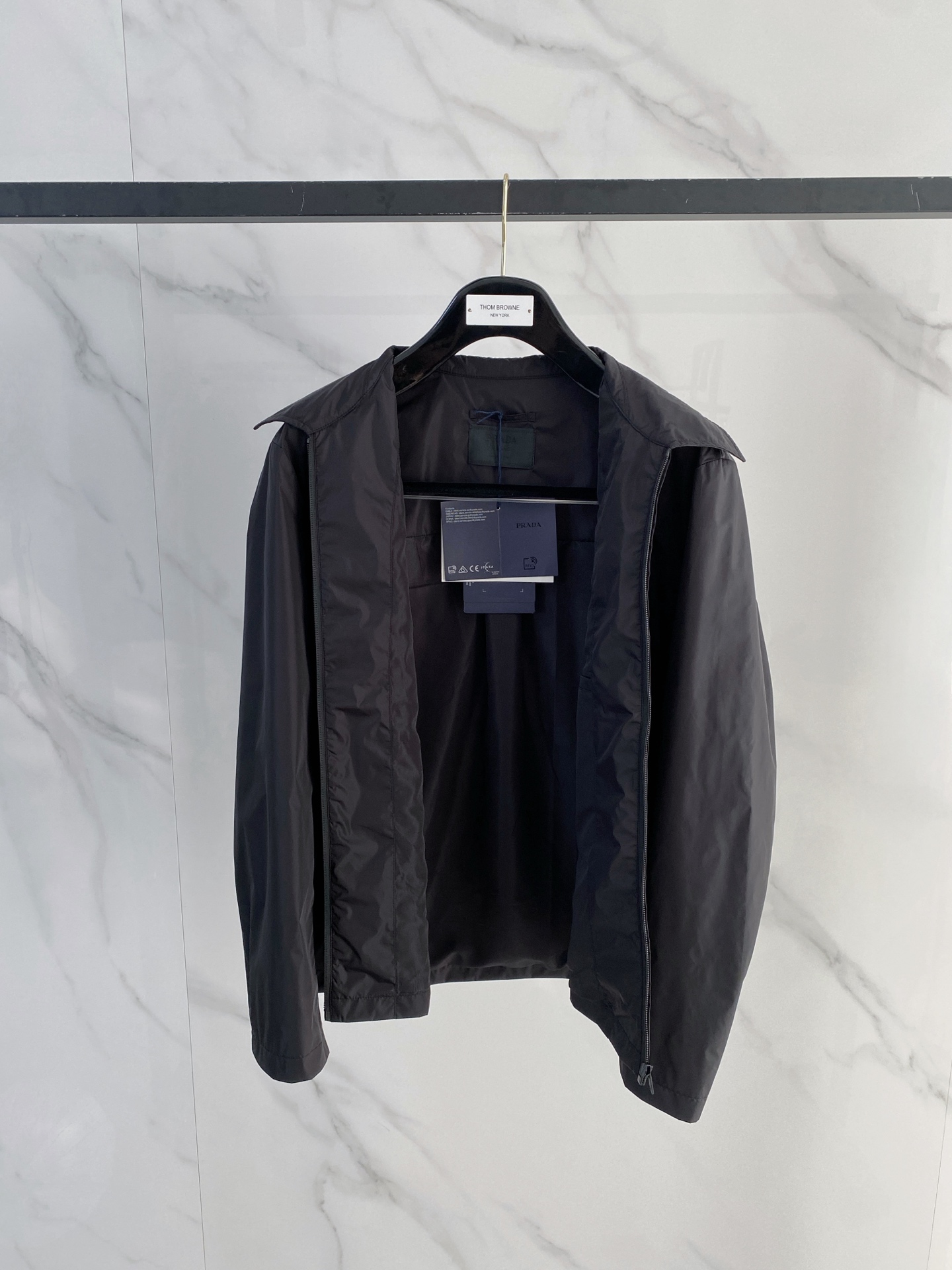 Prada 普拉达 2026ss春夏新款商务休闲夹克外套，专柜同步新品发售，商务休闲两不误！三角标彰显品