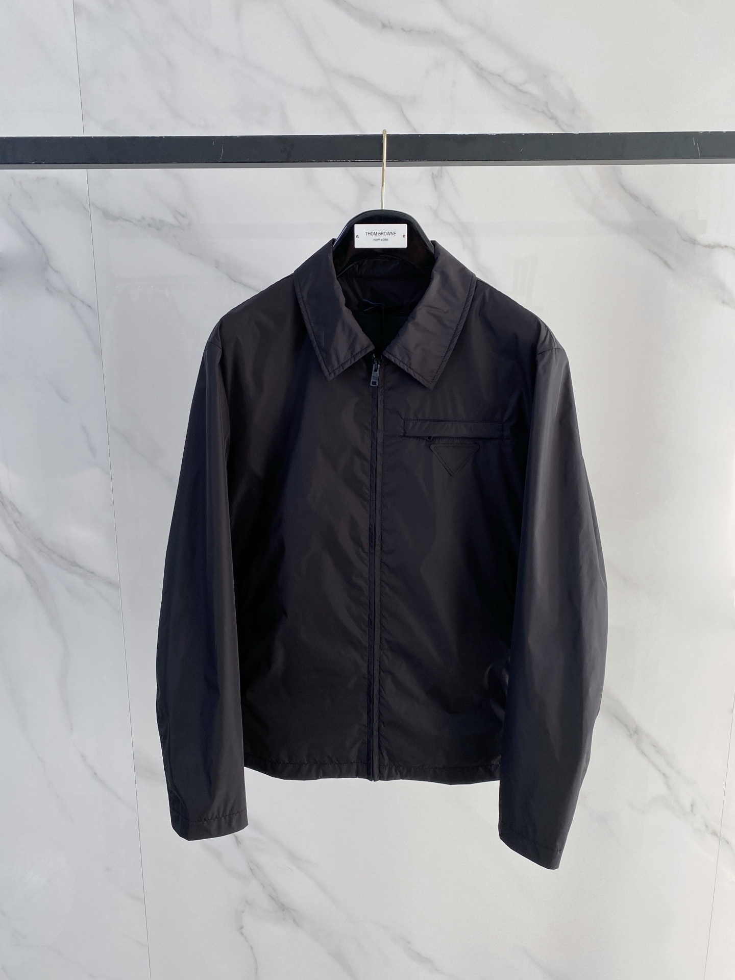 Prada 普拉达 2026ss春夏新款商务休闲夹克外套，专柜同步新品发售，商务休闲两不误！三角标彰显品