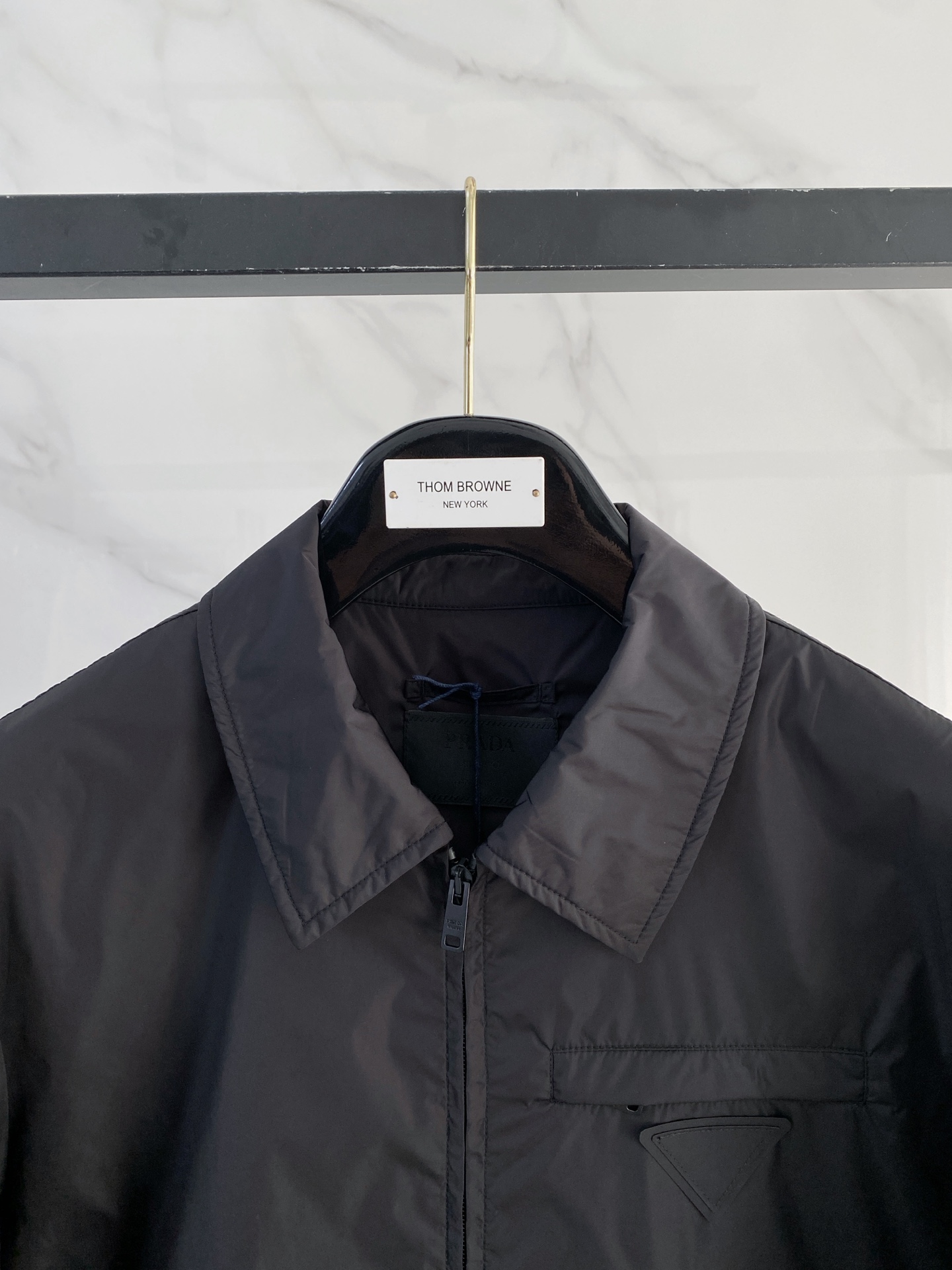 Prada 普拉达 2026ss春夏新款商务休闲夹克外套，专柜同步新品发售，商务休闲两不误！三角标彰显品