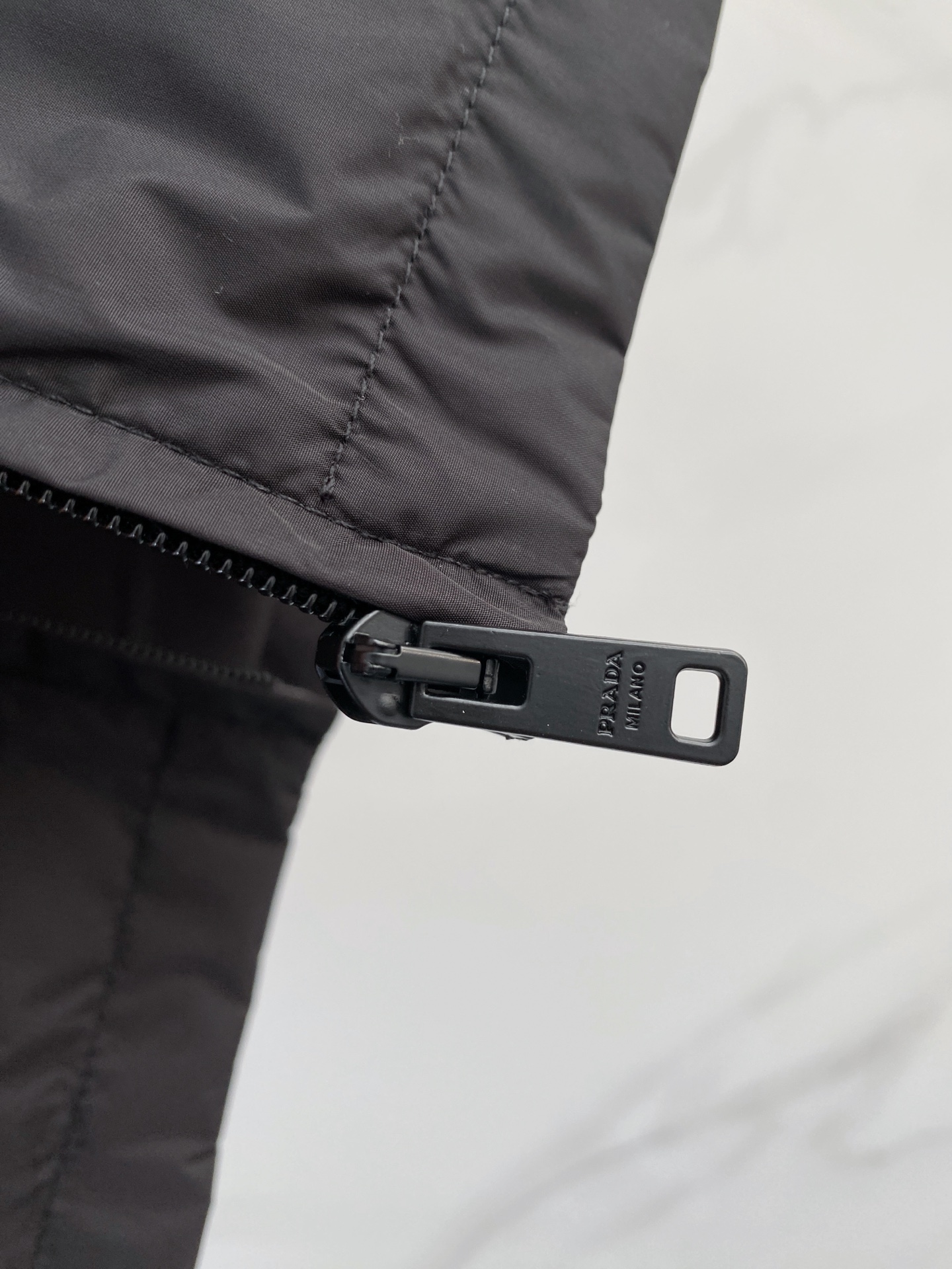 Prada 普拉达 2026ss春夏新款商务休闲夹克外套，专柜同步新品发售，商务休闲两不误！三角标彰显品