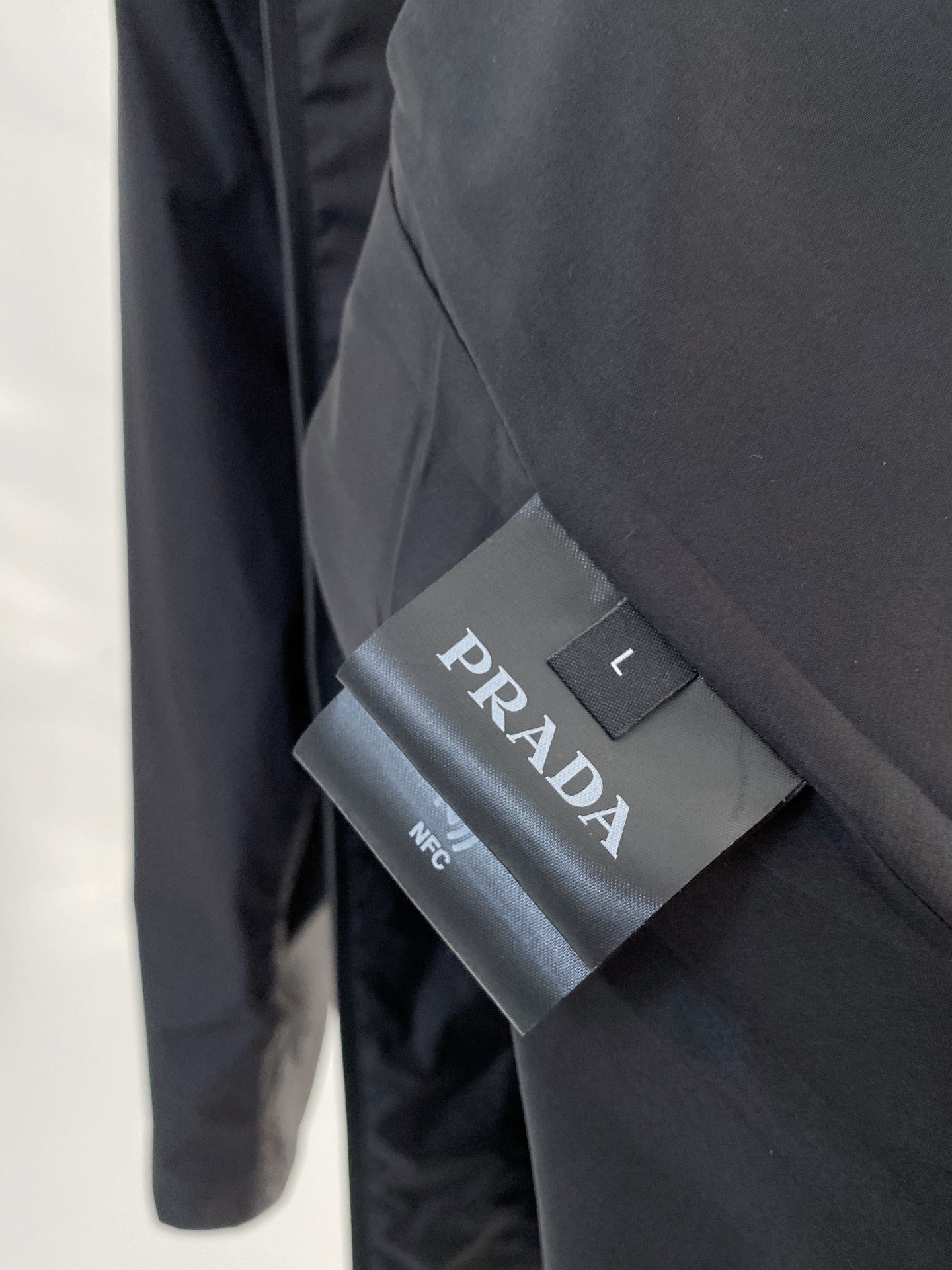 Prada 普拉达 2026ss春夏新款商务休闲夹克外套，专柜同步新品发售，商务休闲两不误！三角标彰显品