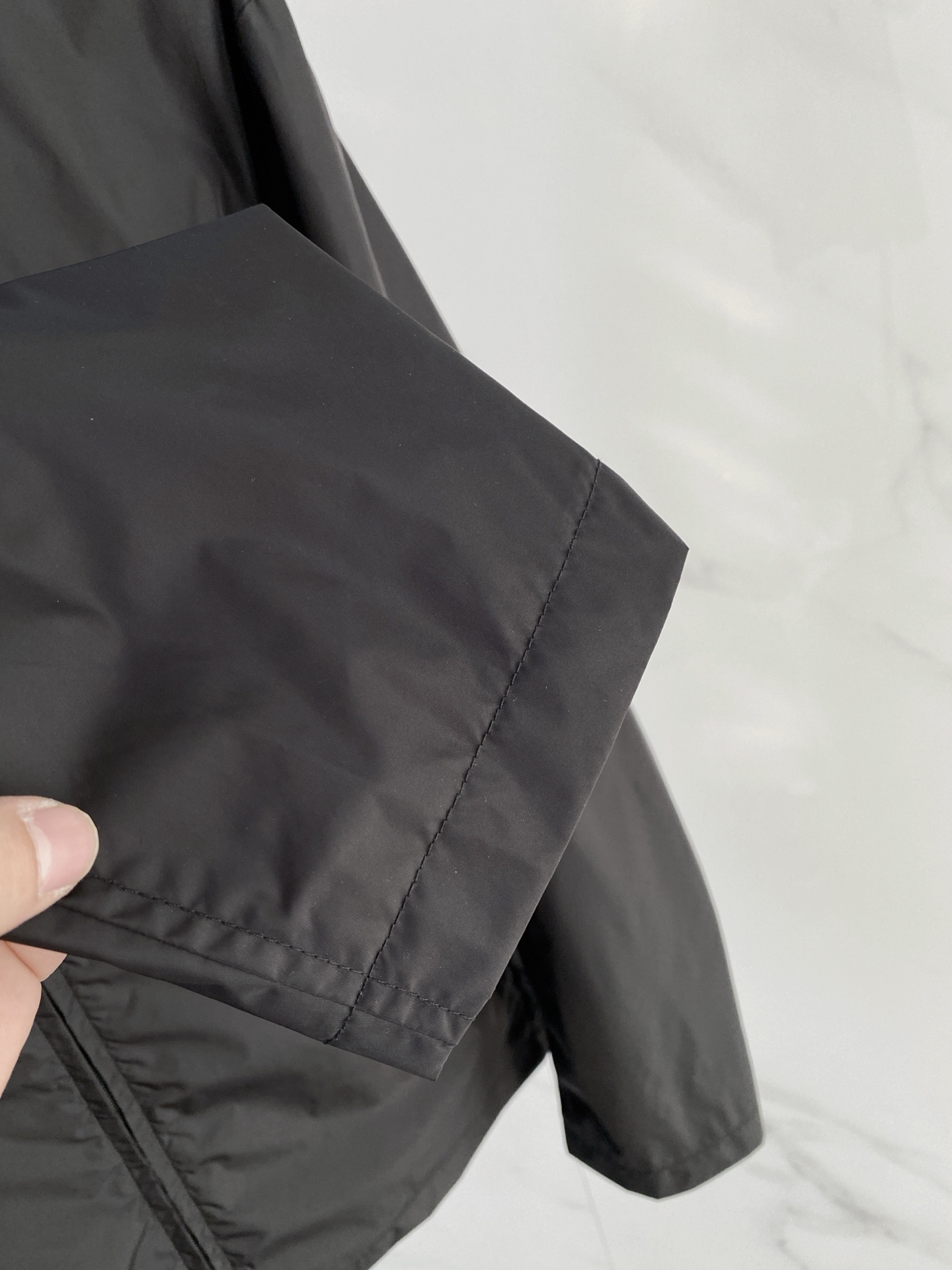 Prada 普拉达 2026ss春夏新款商务休闲夹克外套，专柜同步新品发售，商务休闲两不误！三角标彰显品