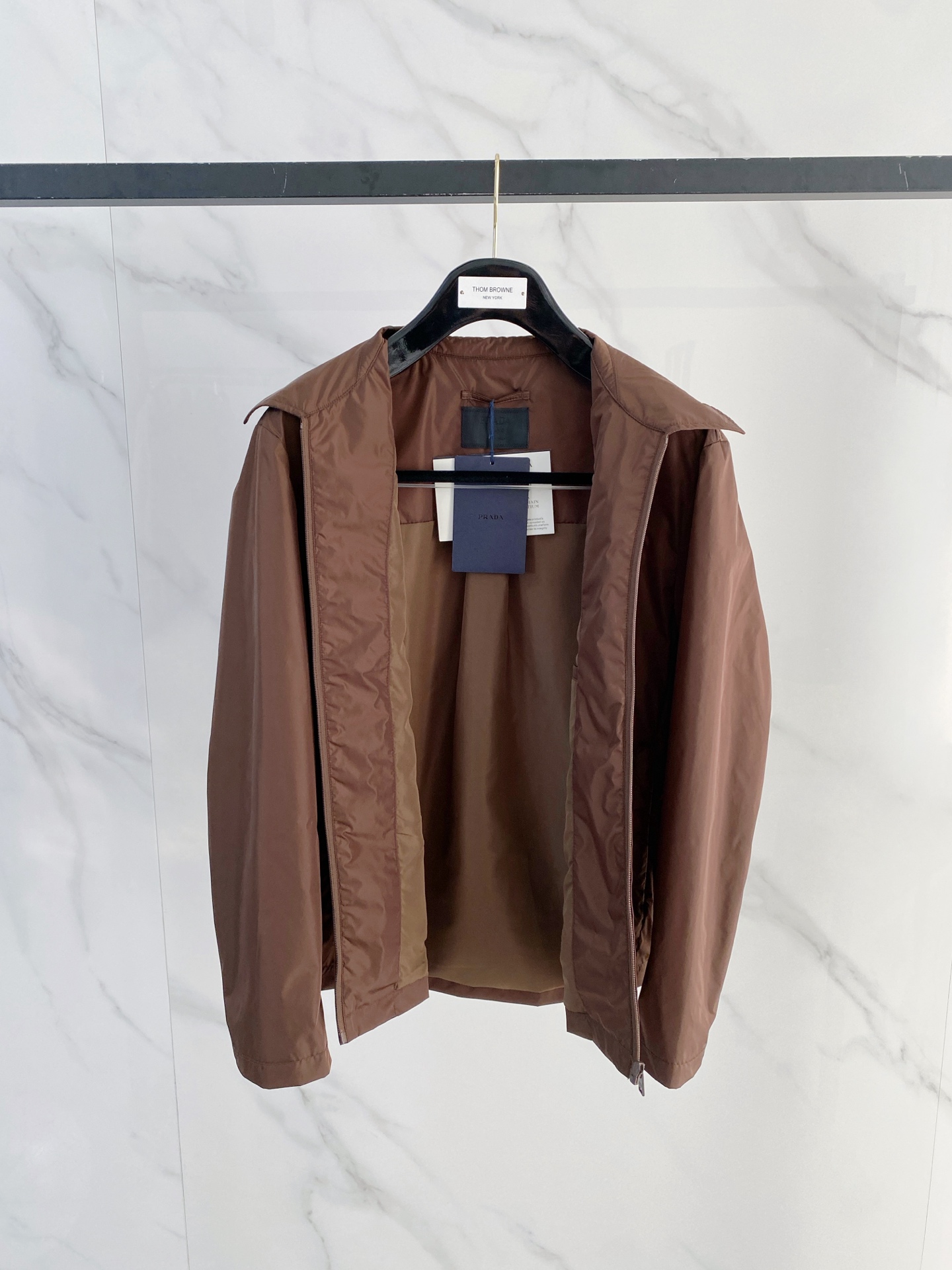 Prada 普拉达 2026ss春夏新款商务休闲夹克外套，专柜同步新品发售，商务休闲两不误！三角标彰显品