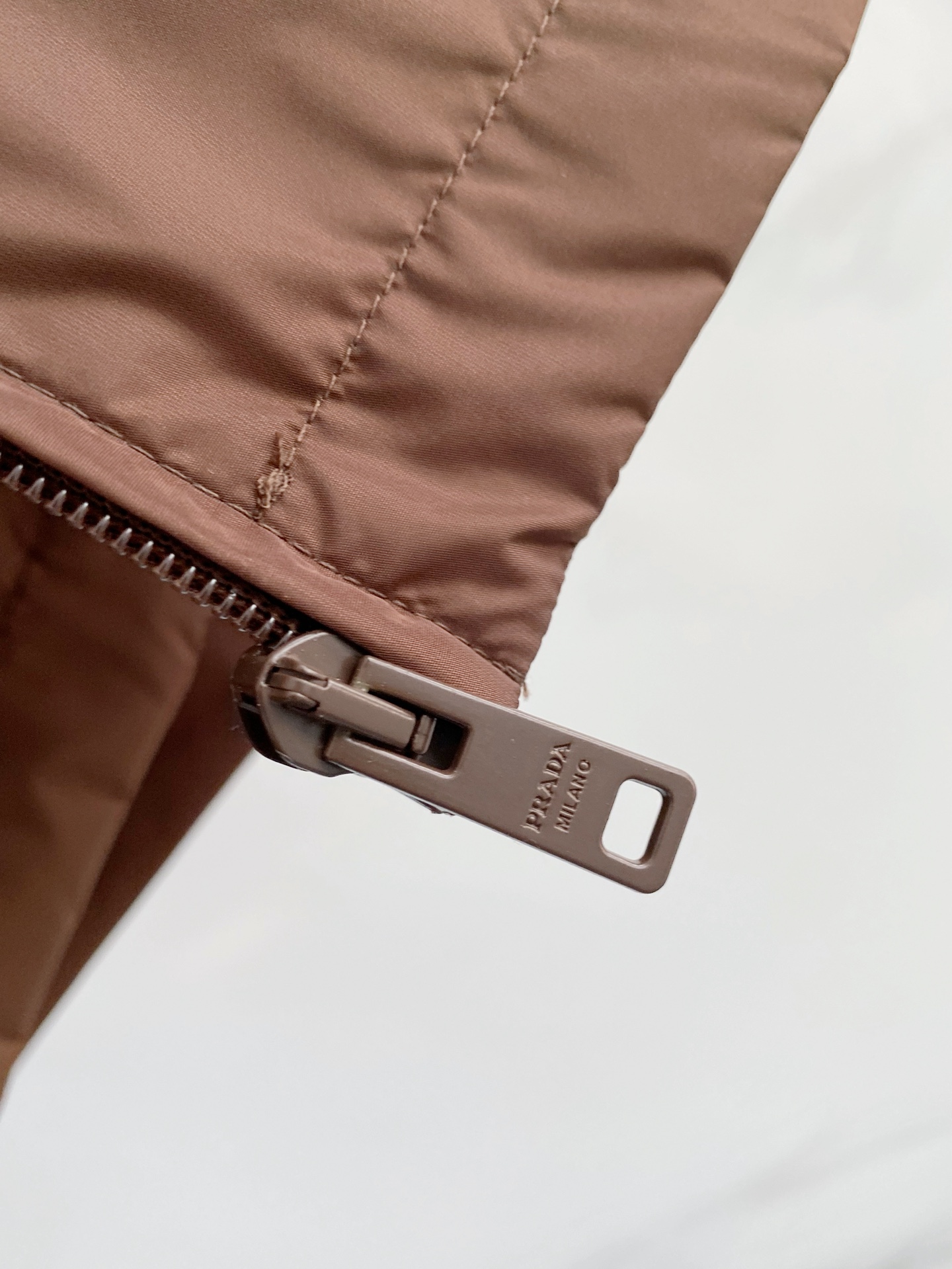 Prada 普拉达 2026ss春夏新款商务休闲夹克外套，专柜同步新品发售，商务休闲两不误！三角标彰显品