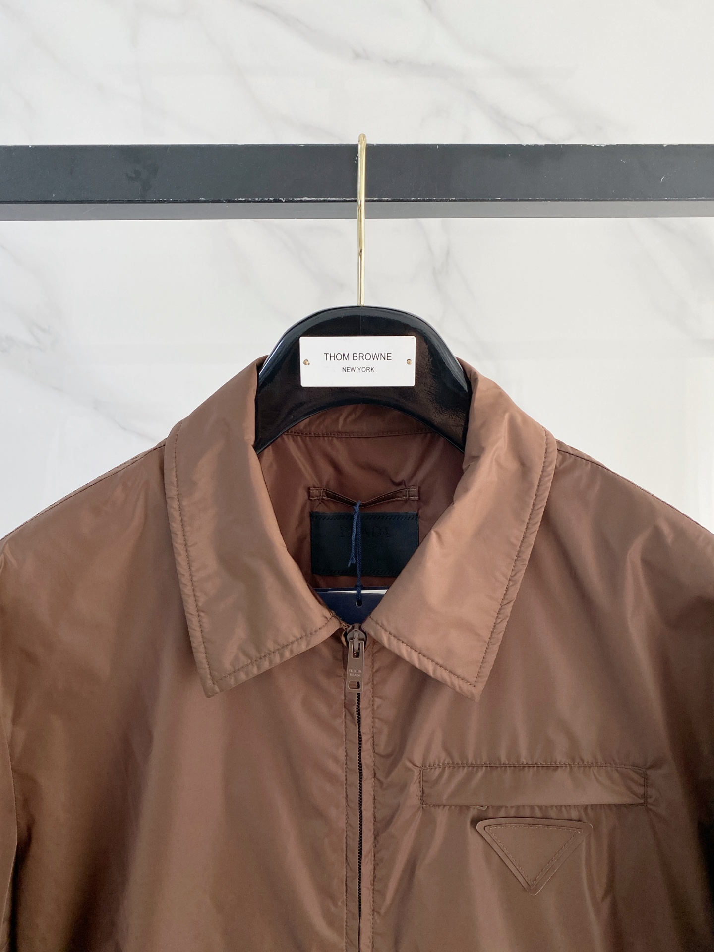 Prada 普拉达 2026ss春夏新款商务休闲夹克外套，专柜同步新品发售，商务休闲两不误！三角标彰显品