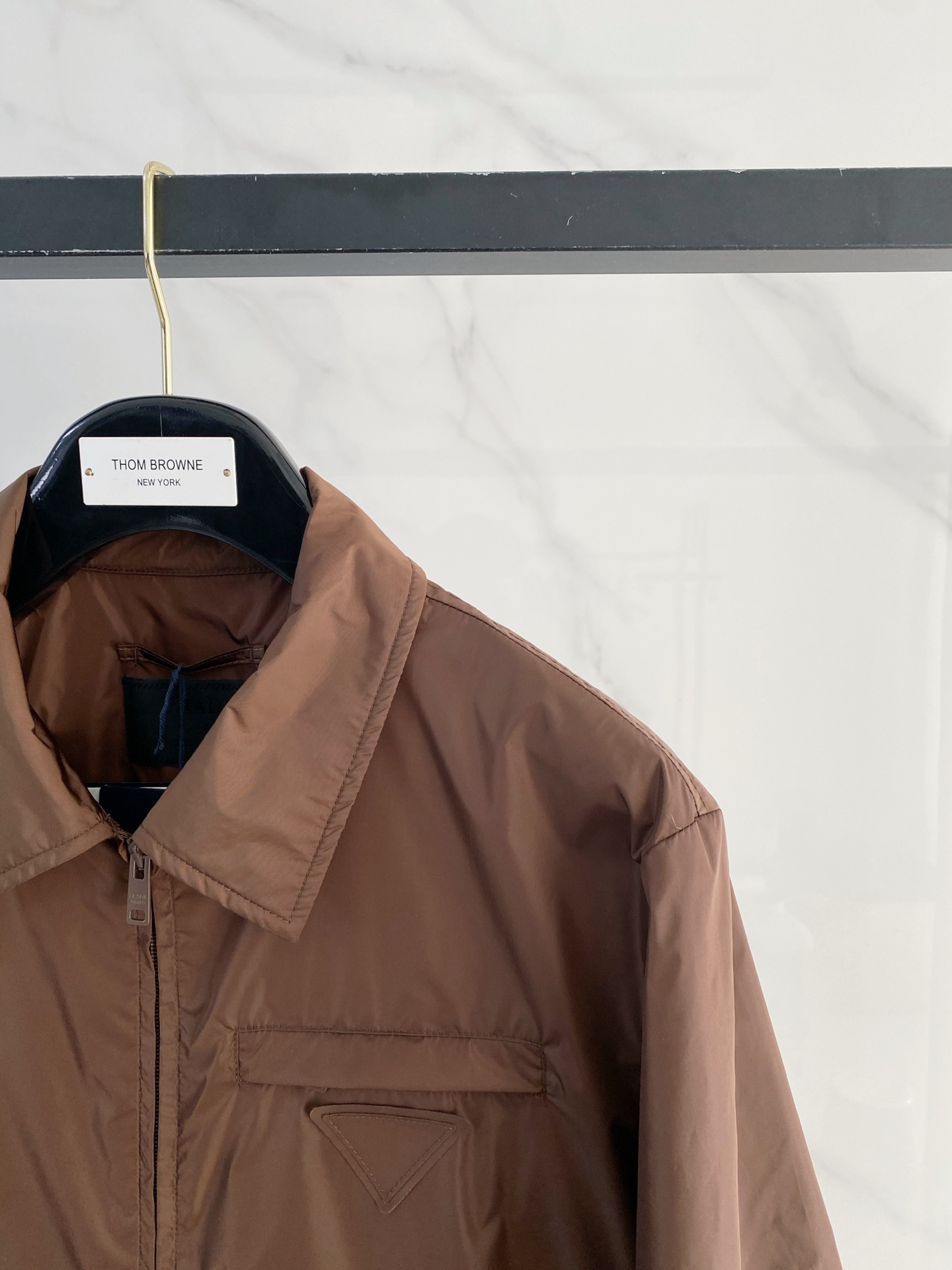 Prada 普拉达 2026ss春夏新款商务休闲夹克外套，专柜同步新品发售，商务休闲两不误！三角标彰显品