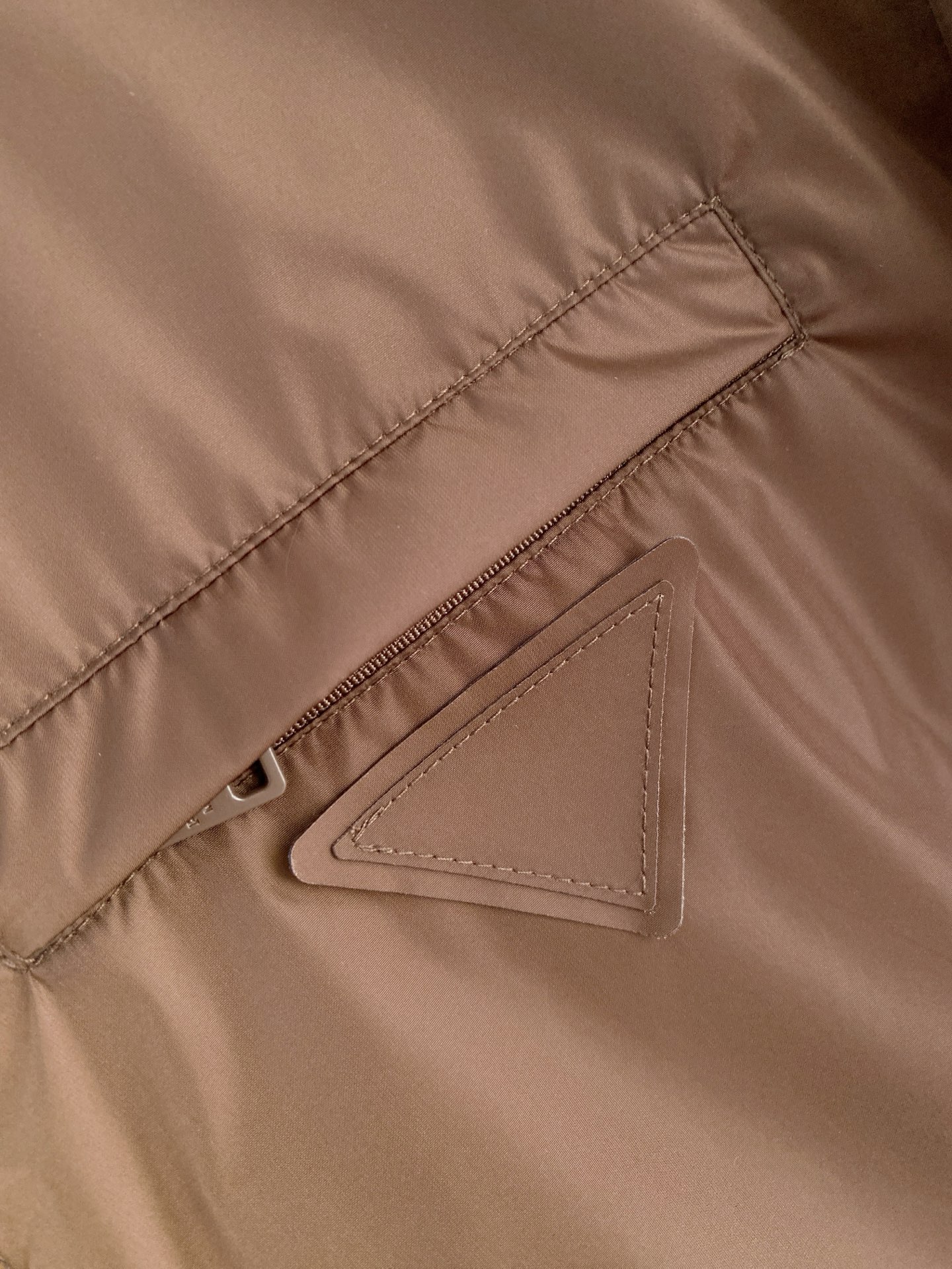 Prada 普拉达 2026ss春夏新款商务休闲夹克外套，专柜同步新品发售，商务休闲两不误！三角标彰显品