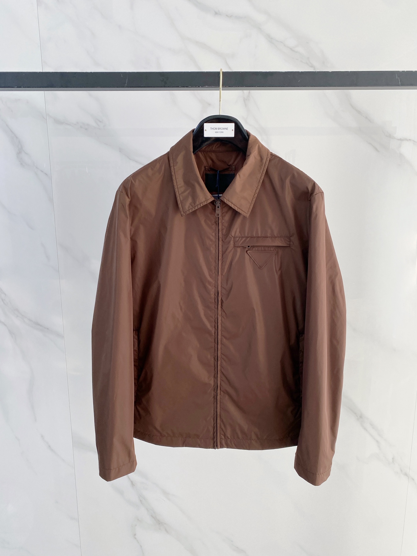 Prada 普拉达 2026ss春夏新款商务休闲夹克外套，专柜同步新品发售，商务休闲两不误！三角标彰显品