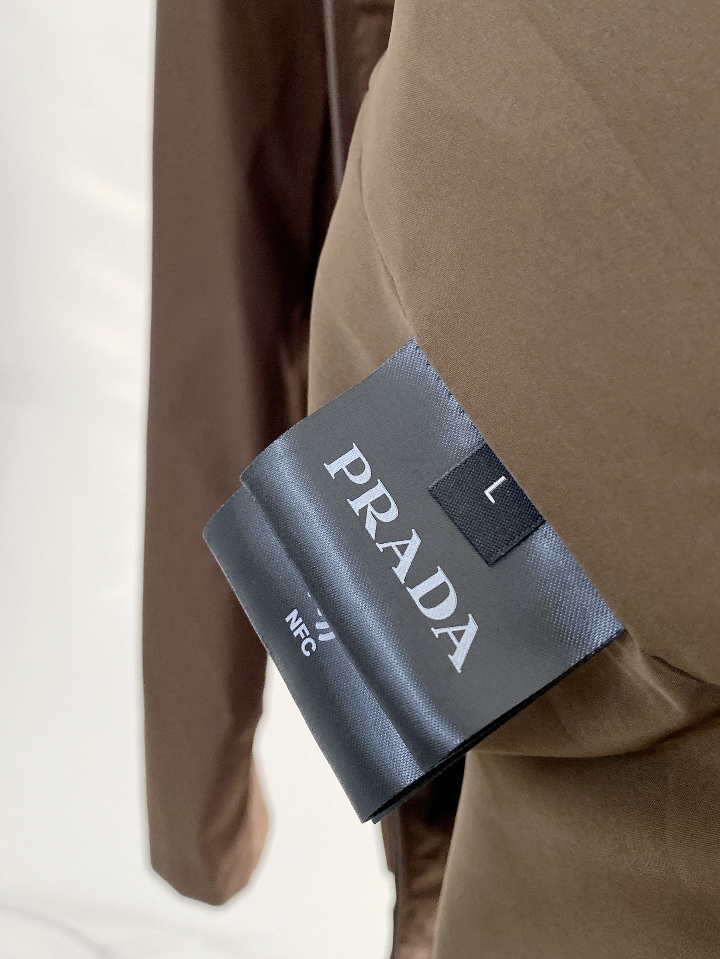 Prada 普拉达 2026ss春夏新款商务休闲夹克外套，专柜同步新品发售，商务休闲两不误！三角标彰显品