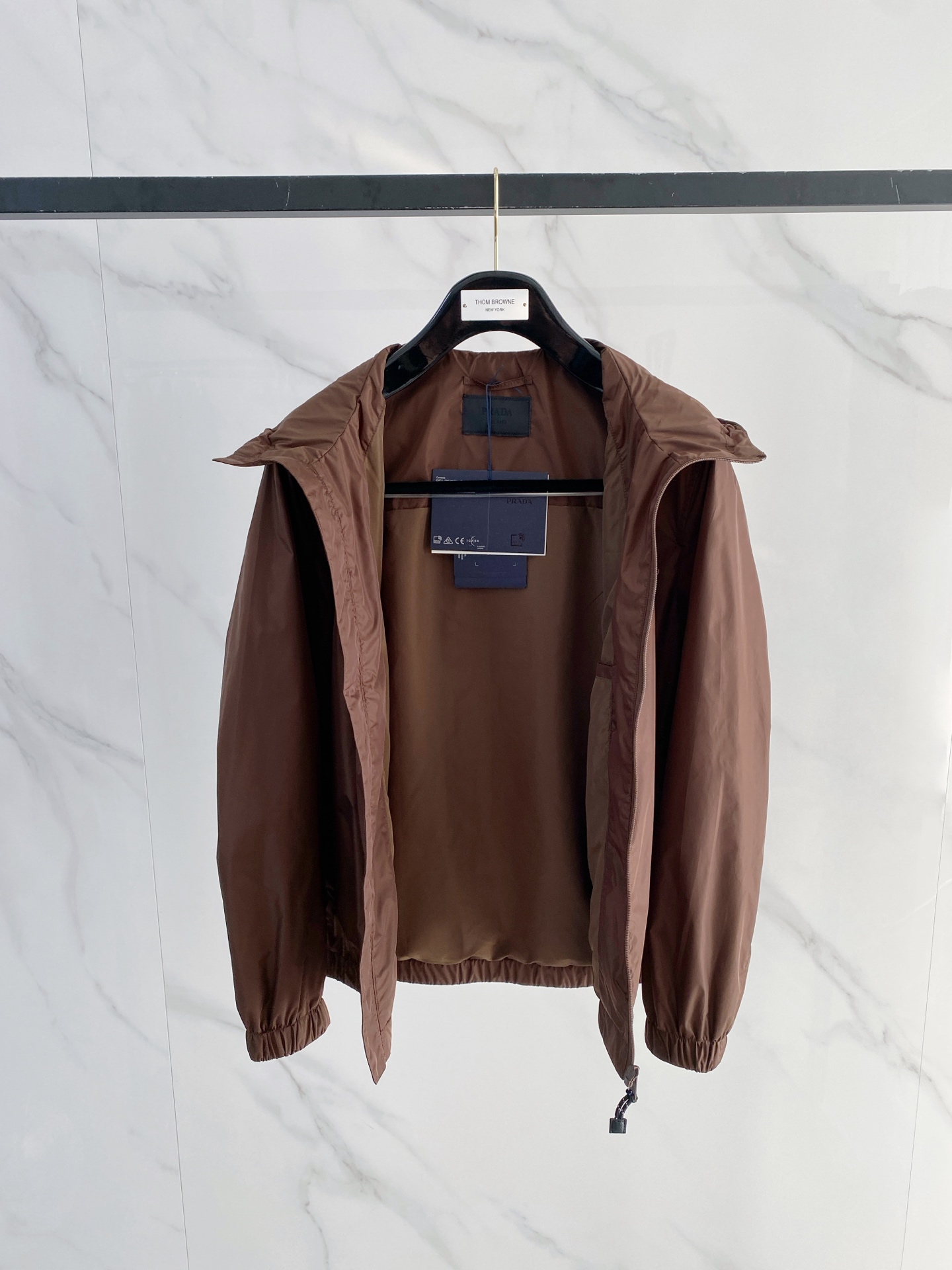 Prada 普拉达 2026ss春夏新款连帽休闲夹克外套，专柜同步新品发售，商务休闲两不误！三角标彰显品