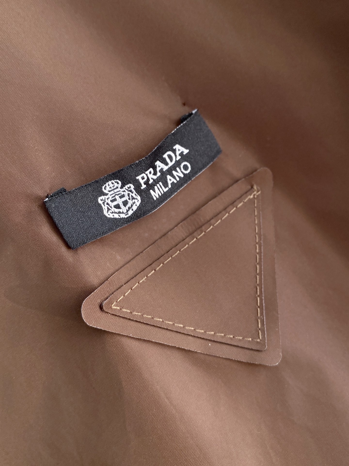 Prada 普拉达 2026ss春夏新款连帽休闲夹克外套，专柜同步新品发售，商务休闲两不误！三角标彰显品