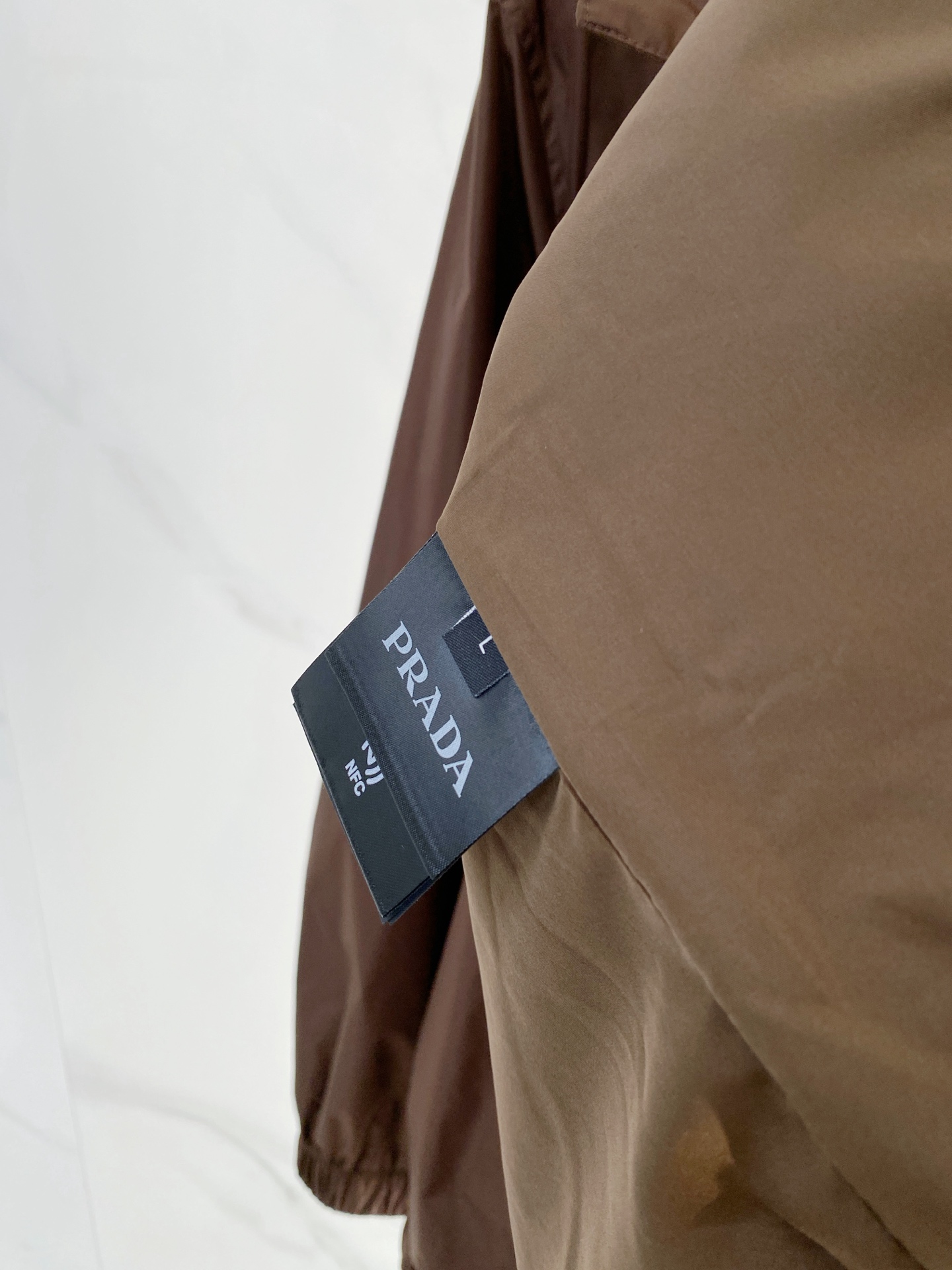 Prada 普拉达 2026ss春夏新款连帽休闲夹克外套，专柜同步新品发售，商务休闲两不误！三角标彰显品