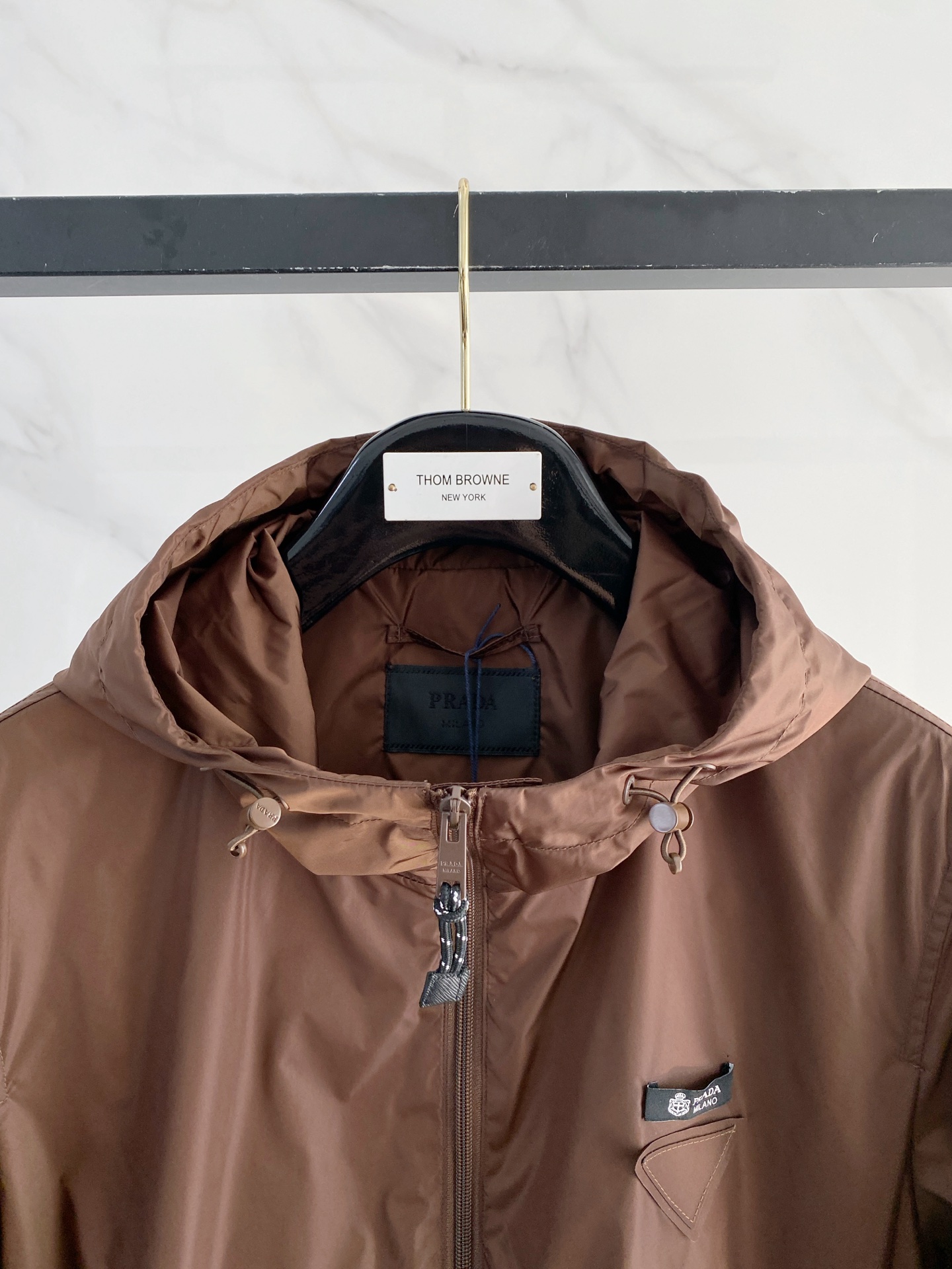 Prada 普拉达 2026ss春夏新款连帽休闲夹克外套，专柜同步新品发售，商务休闲两不误！三角标彰显品