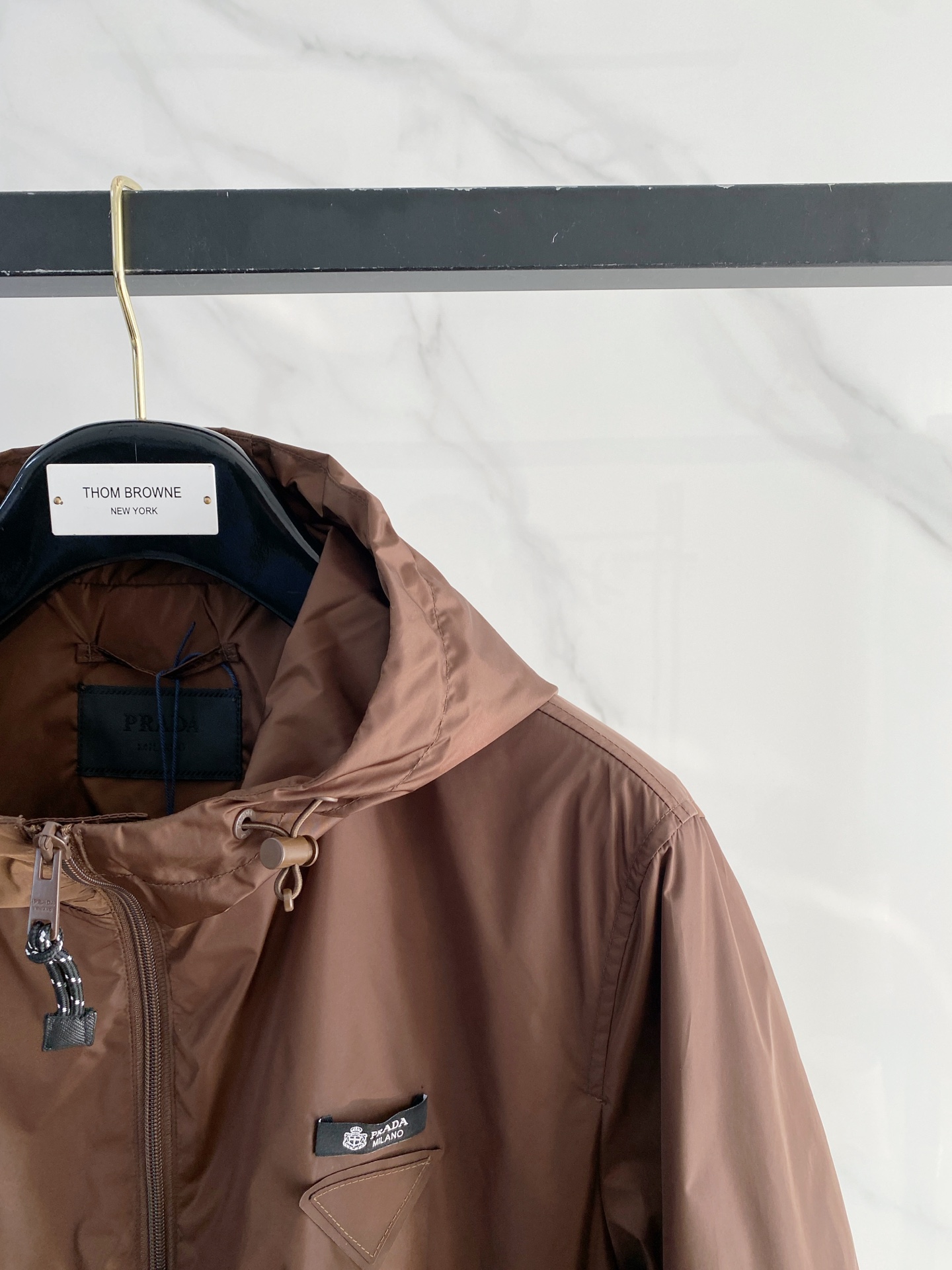 Prada 普拉达 2026ss春夏新款连帽休闲夹克外套，专柜同步新品发售，商务休闲两不误！三角标彰显品