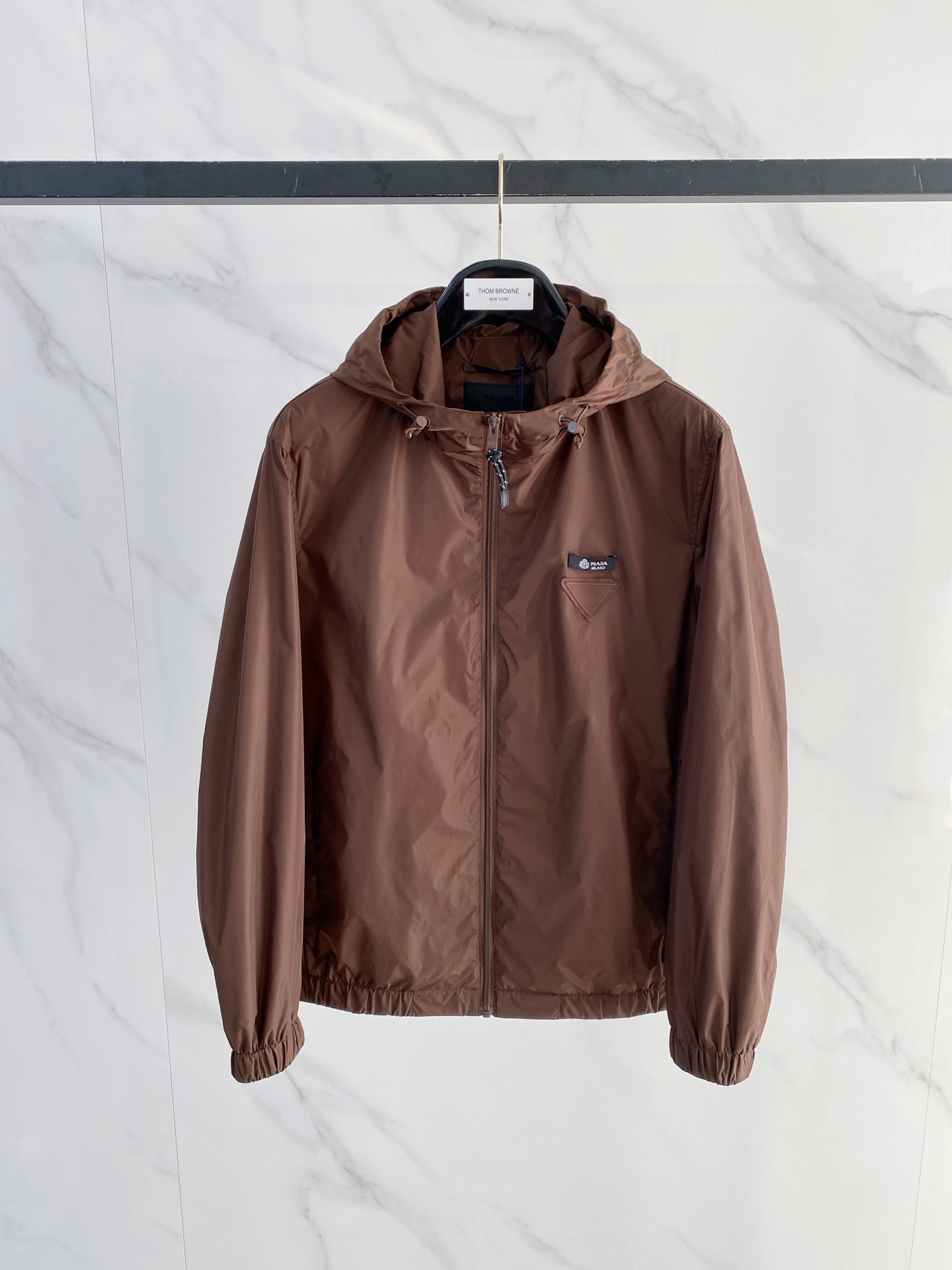 Prada 普拉达 2026ss春夏新款连帽休闲夹克外套，专柜同步新品发售，商务休闲两不误！三角标彰显品