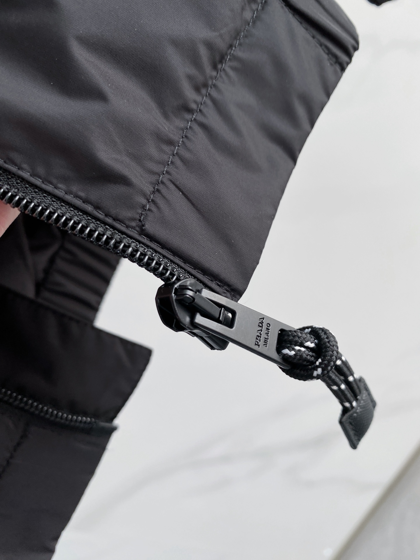 Prada 普拉达 2026ss春夏新款连帽休闲夹克外套，专柜同步新品发售，商务休闲两不误！三角标彰显品