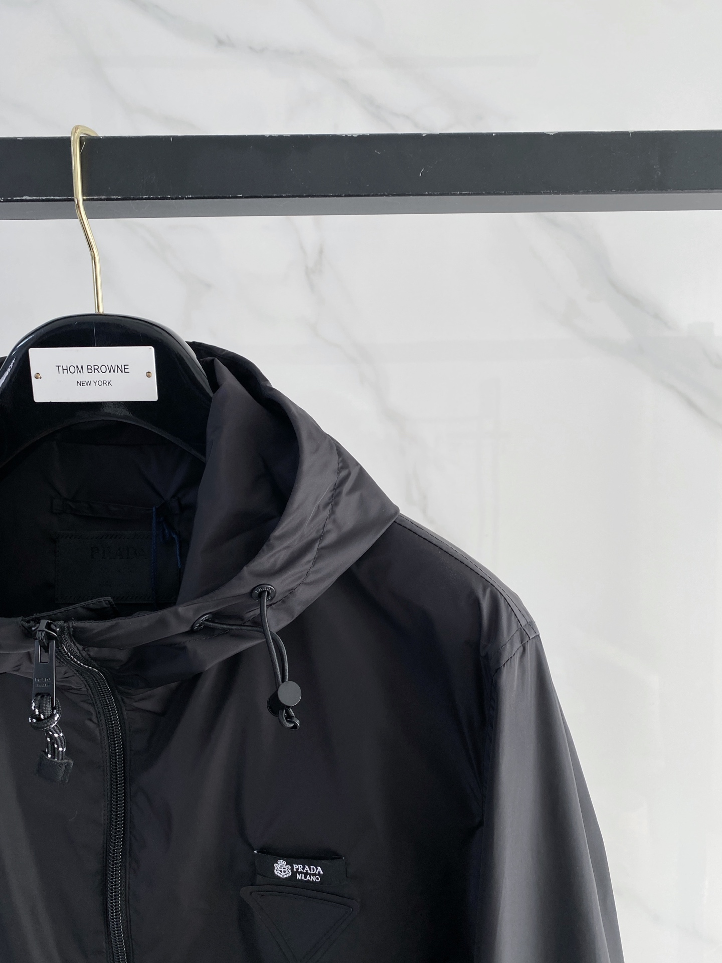 Prada 普拉达 2026ss春夏新款连帽休闲夹克外套，专柜同步新品发售，商务休闲两不误！三角标彰显品