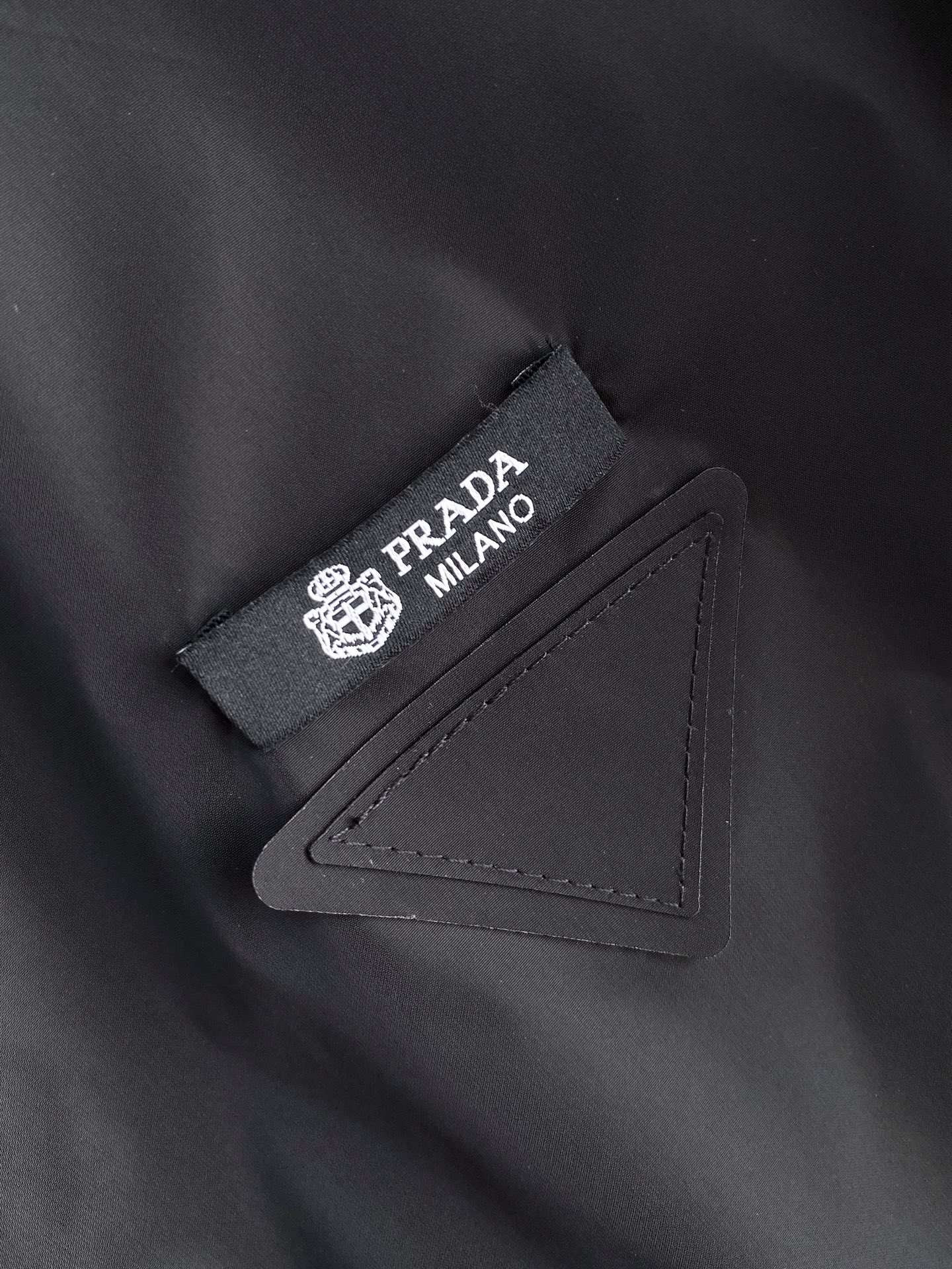 Prada 普拉达 2026ss春夏新款连帽休闲夹克外套，专柜同步新品发售，商务休闲两不误！三角标彰显品