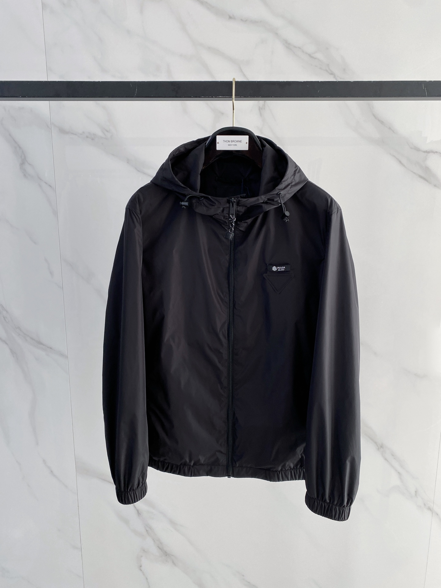 Prada 普拉达 2026ss春夏新款连帽休闲夹克外套，专柜同步新品发售，商务休闲两不误！三角标彰显品
