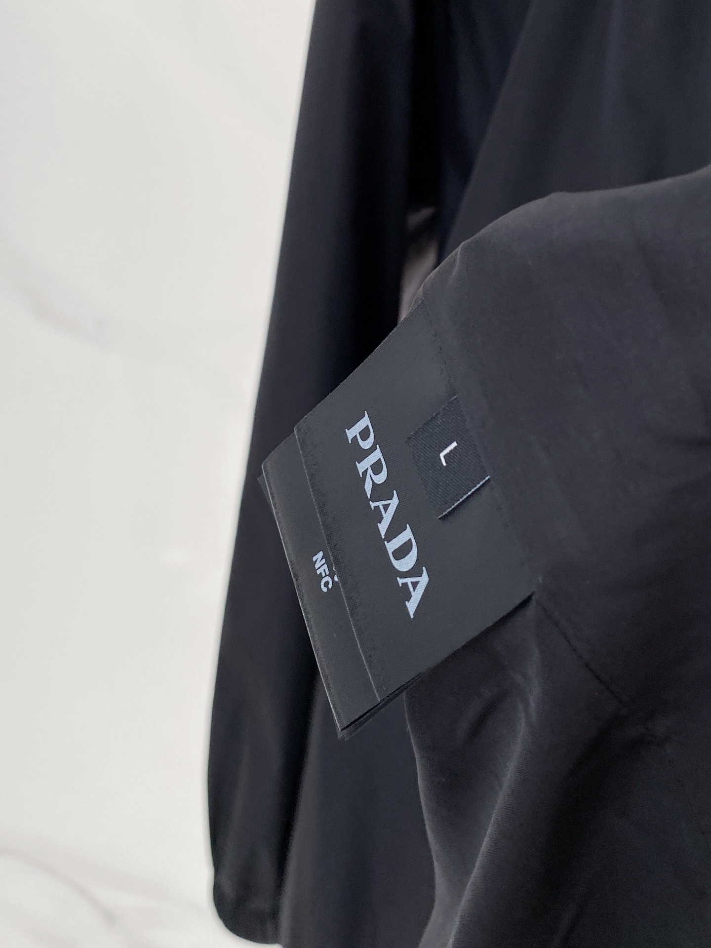 Prada 普拉达 2026ss春夏新款连帽休闲夹克外套，专柜同步新品发售，商务休闲两不误！三角标彰显品