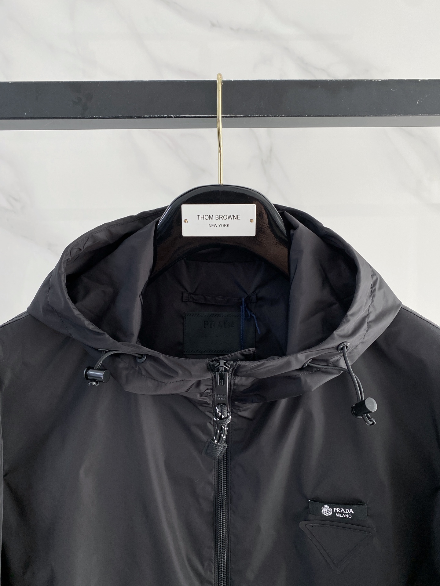 Prada 普拉达 2026ss春夏新款连帽休闲夹克外套，专柜同步新品发售，商务休闲两不误！三角标彰显品