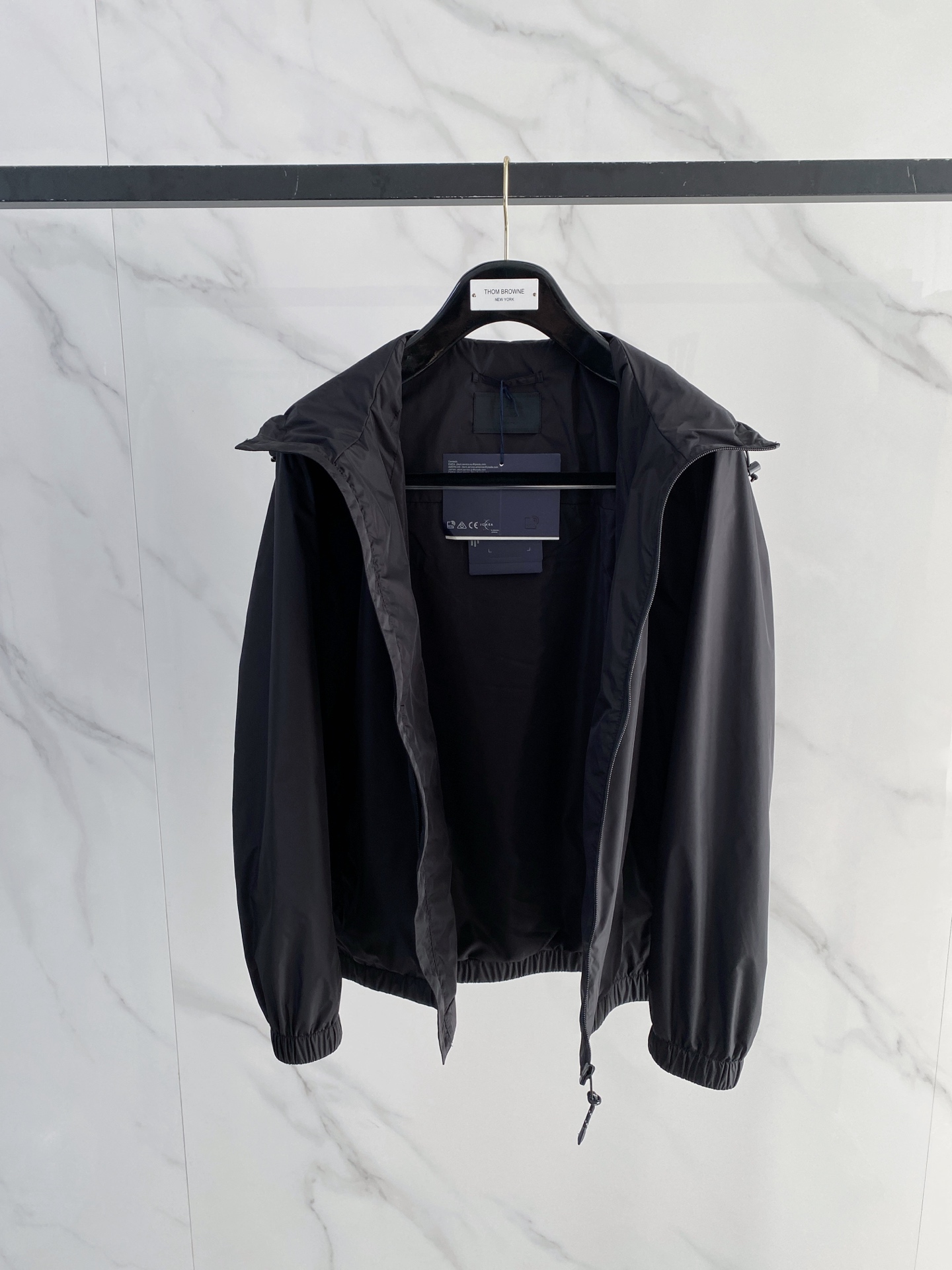 Prada 普拉达 2026ss春夏新款连帽休闲夹克外套，专柜同步新品发售，商务休闲两不误！三角标彰显品