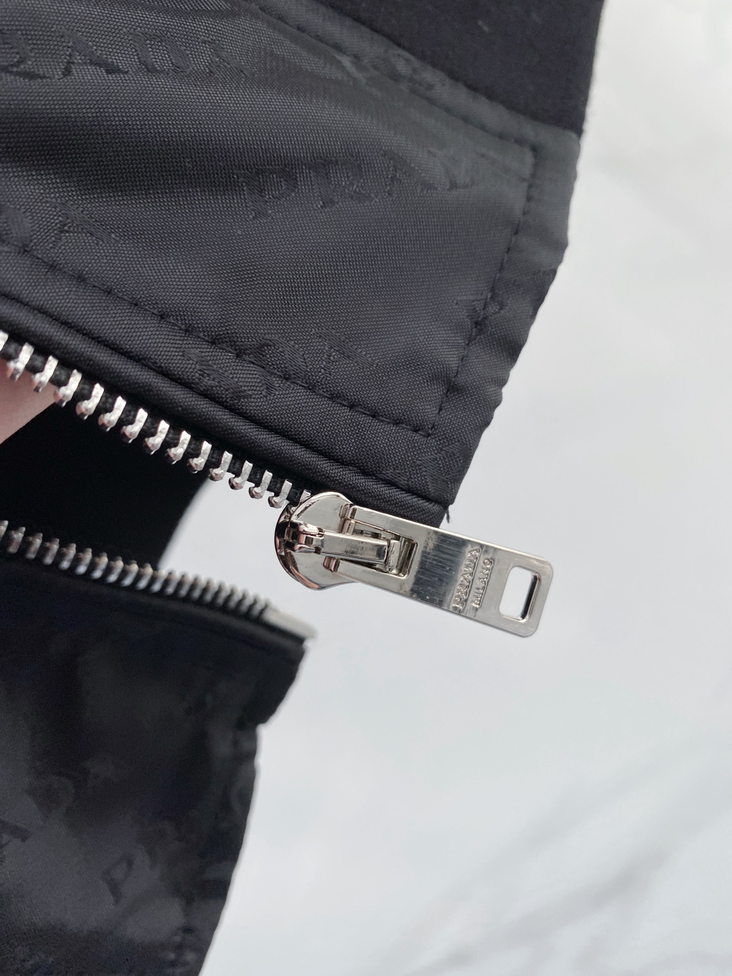 Prada 普拉达2026ss春季新款夹克外套全高端版本！高定专柜面料辅料，透气舒适度高，细节无可挑剔，