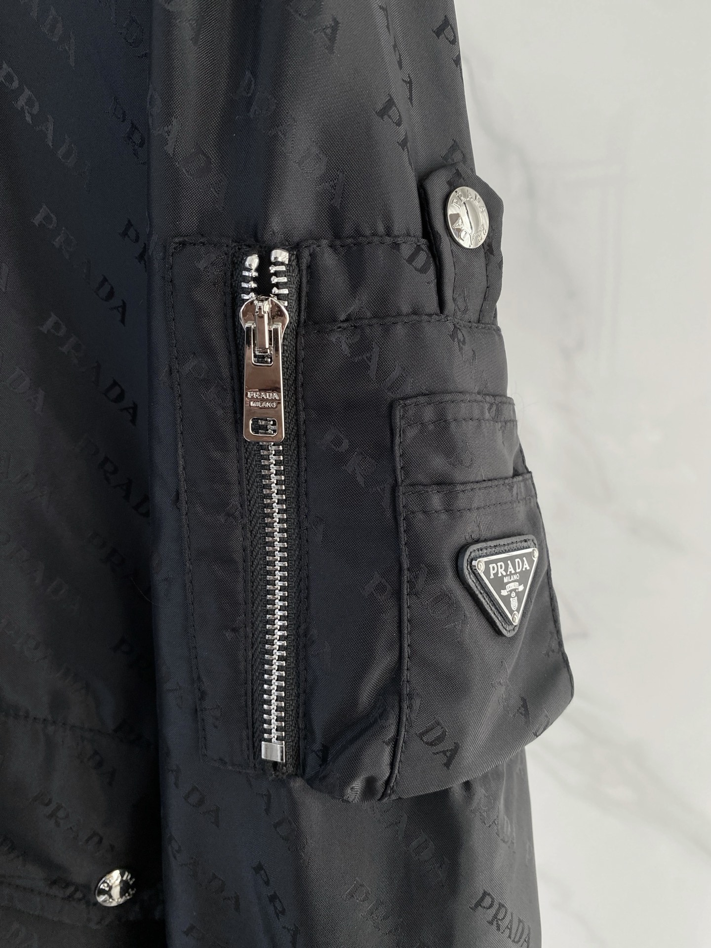 Prada 普拉达2026ss春季新款夹克外套全高端版本！高定专柜面料辅料，透气舒适度高，细节无可挑剔，