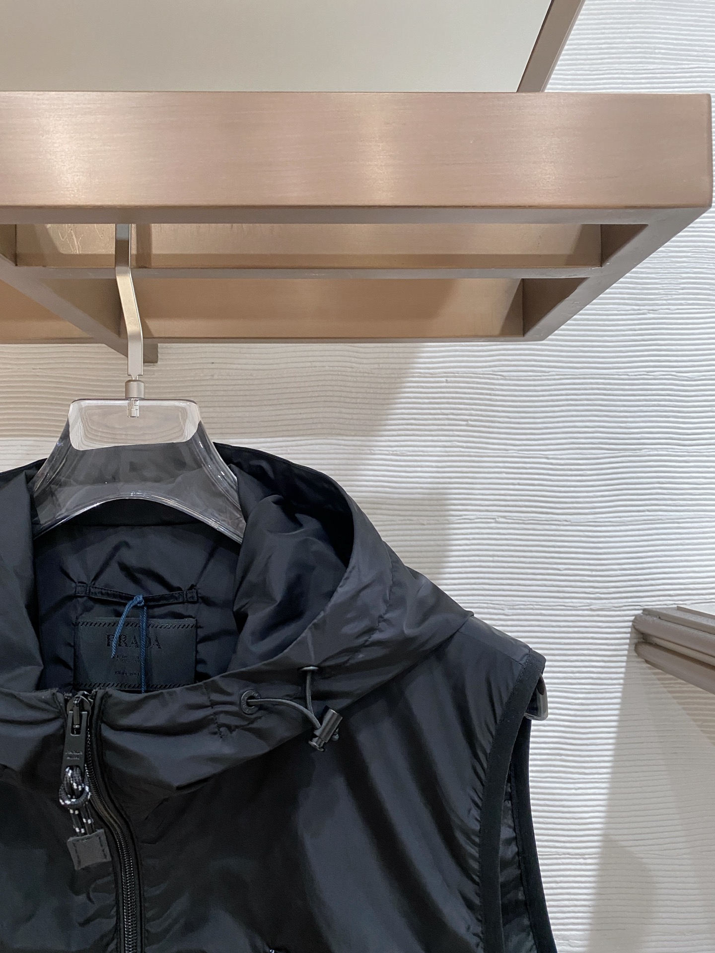 Prada 普拉达马甲2026ss春季新款夹克外套，专柜同步新品发售，商务休闲两不误！三角标彰显品牌奢华