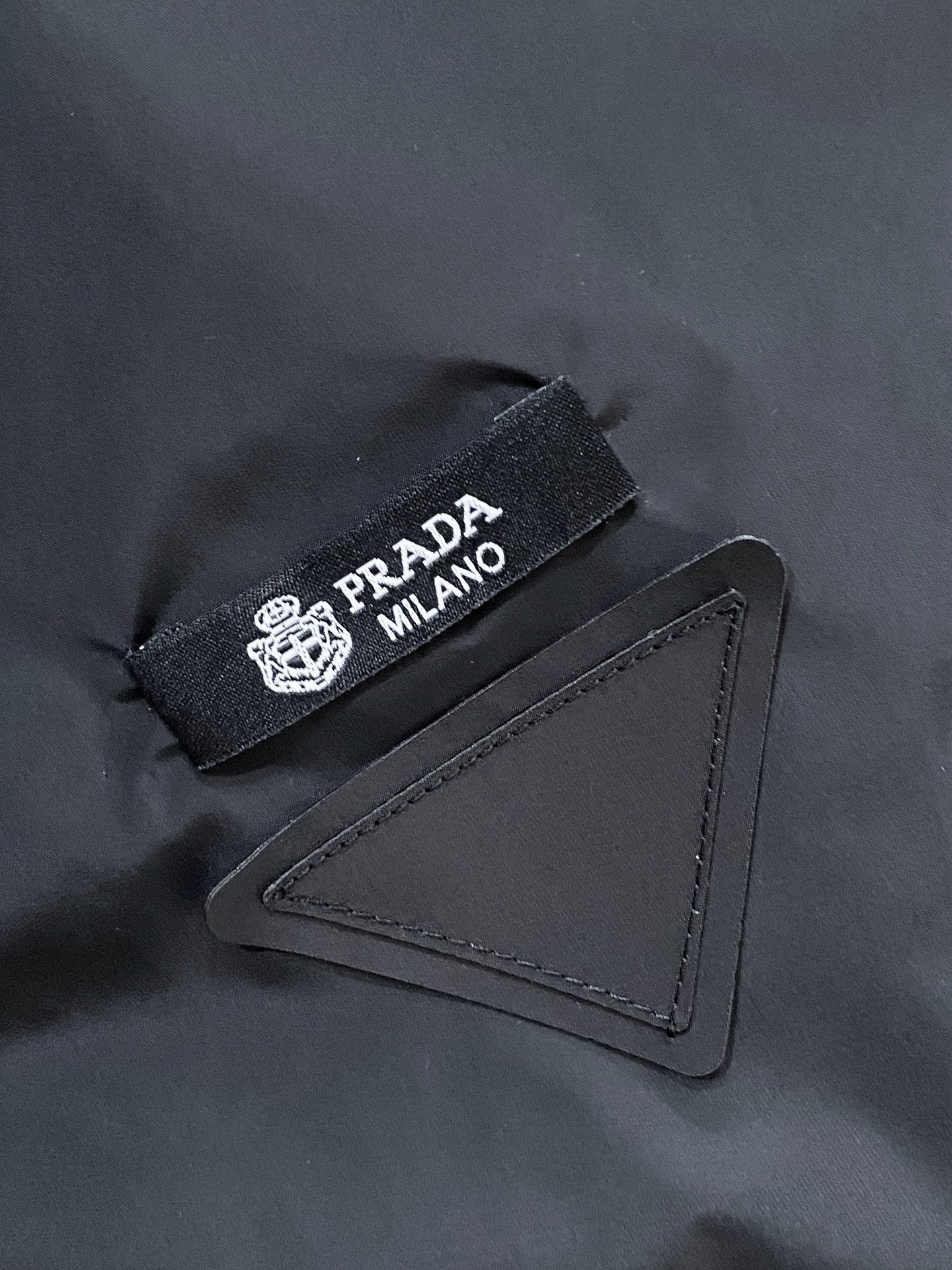 Prada 普拉达马甲2026ss春季新款夹克外套，专柜同步新品发售，商务休闲两不误！三角标彰显品牌奢华