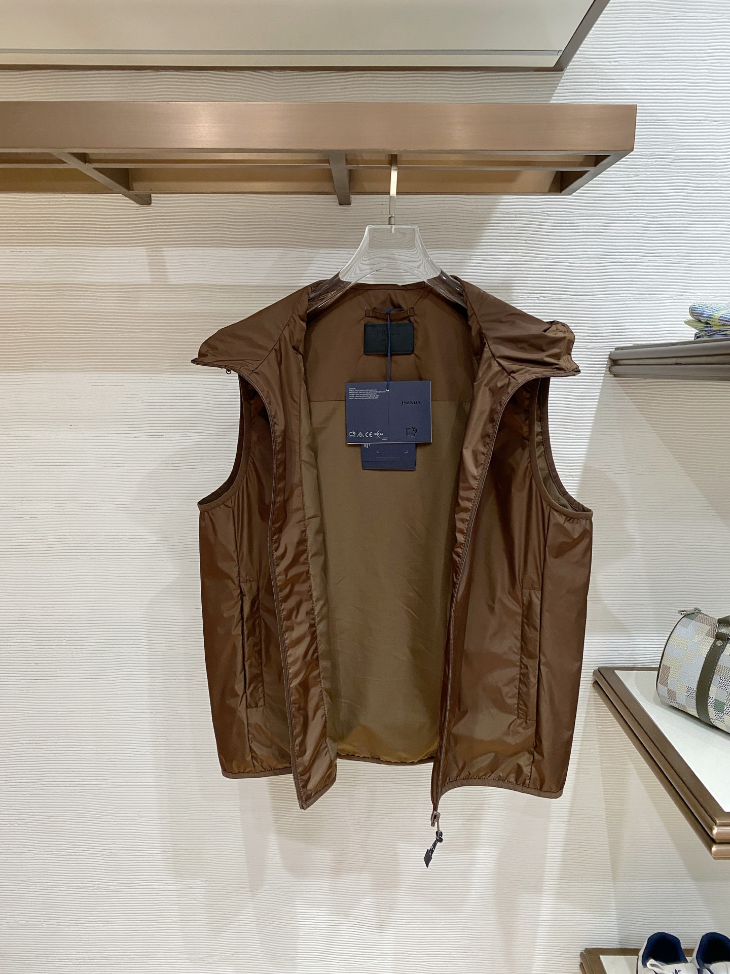 Prada 普拉达马甲2026ss春季新款夹克外套，专柜同步新品发售，商务休闲两不误！三角标彰显品牌奢华