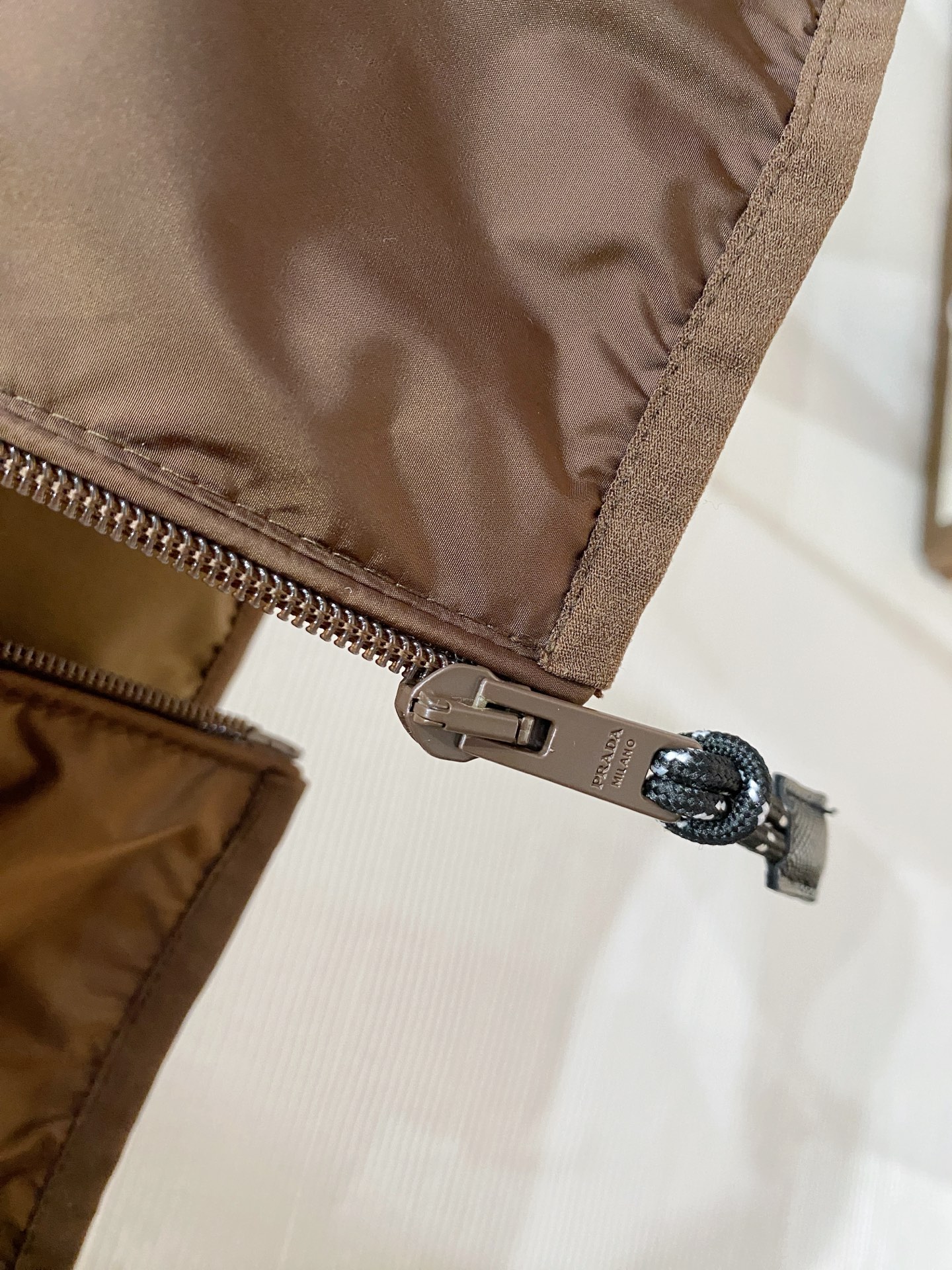 Prada 普拉达马甲2026ss春季新款夹克外套，专柜同步新品发售，商务休闲两不误！三角标彰显品牌奢华