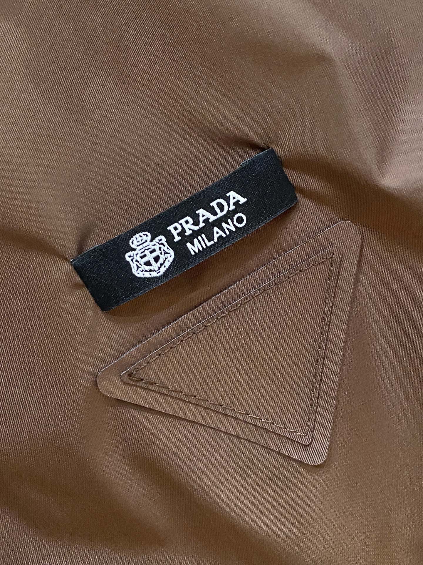 Prada 普拉达马甲2026ss春季新款夹克外套，专柜同步新品发售，商务休闲两不误！三角标彰显品牌奢华