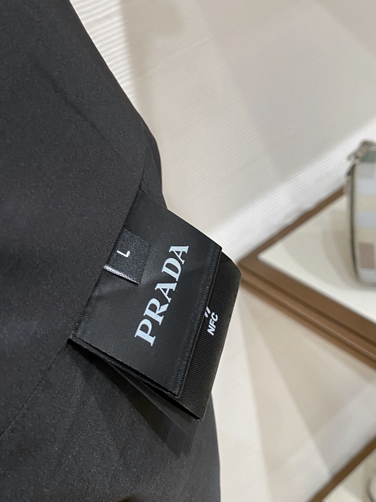 Prada 普拉达 2026ss春夏新款商务休闲夹克外套，专柜同步新品发售，商务休闲两不误！三角标彰显品